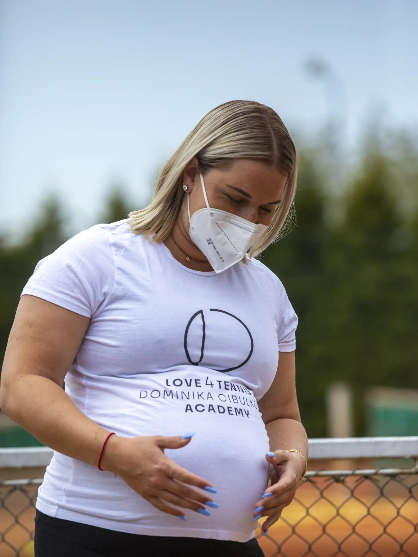 Otvorenie vonkajších ihrísk po Corona víruse.
Na obr. Tehotná Dominika Cibulková vo svojej tenisovej akadémií na Turbínovej ulici, 
