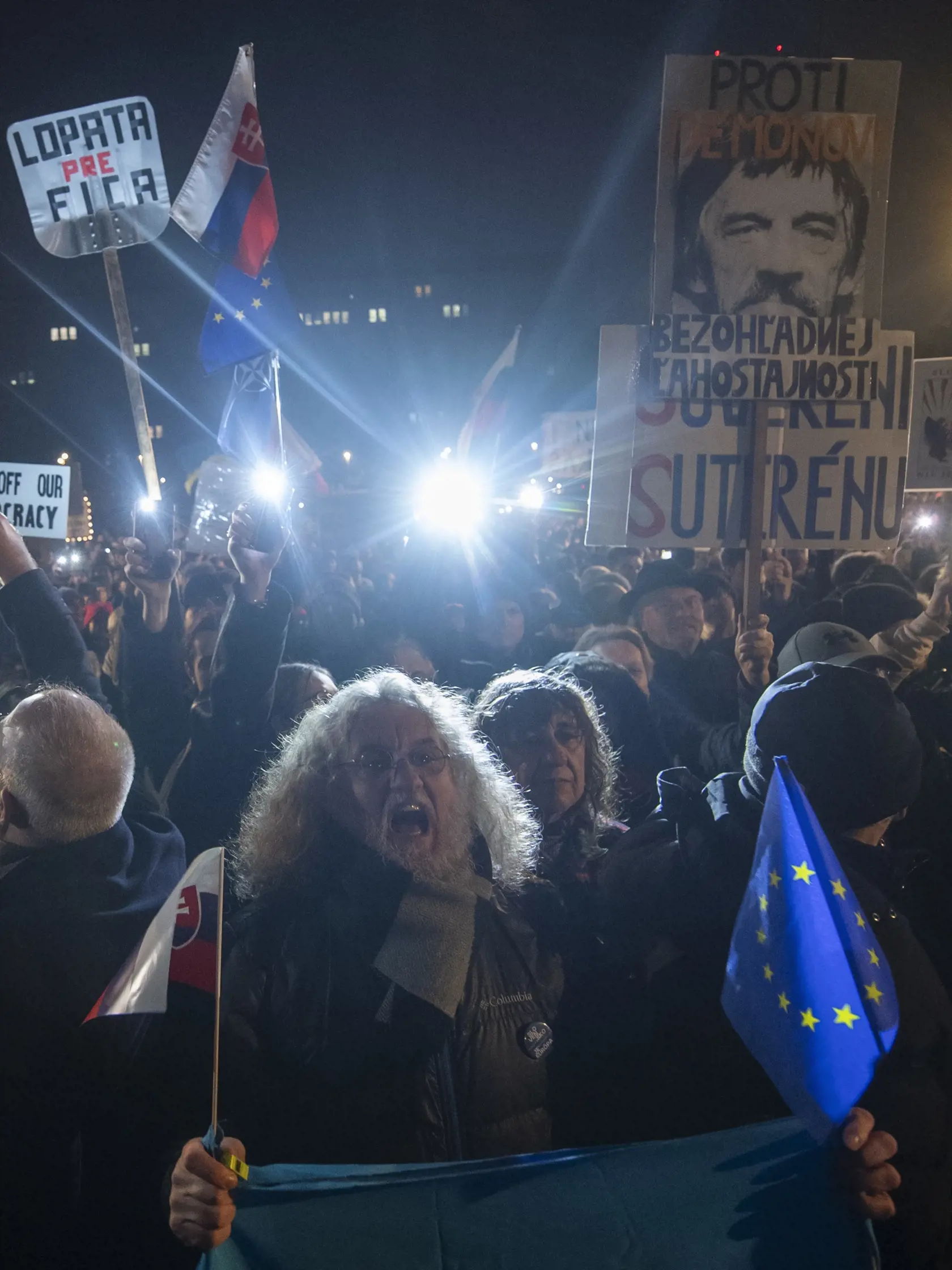 Protivládne zhromaždenie Slovensko je Európa na Námestí Slobody v Bratislave.