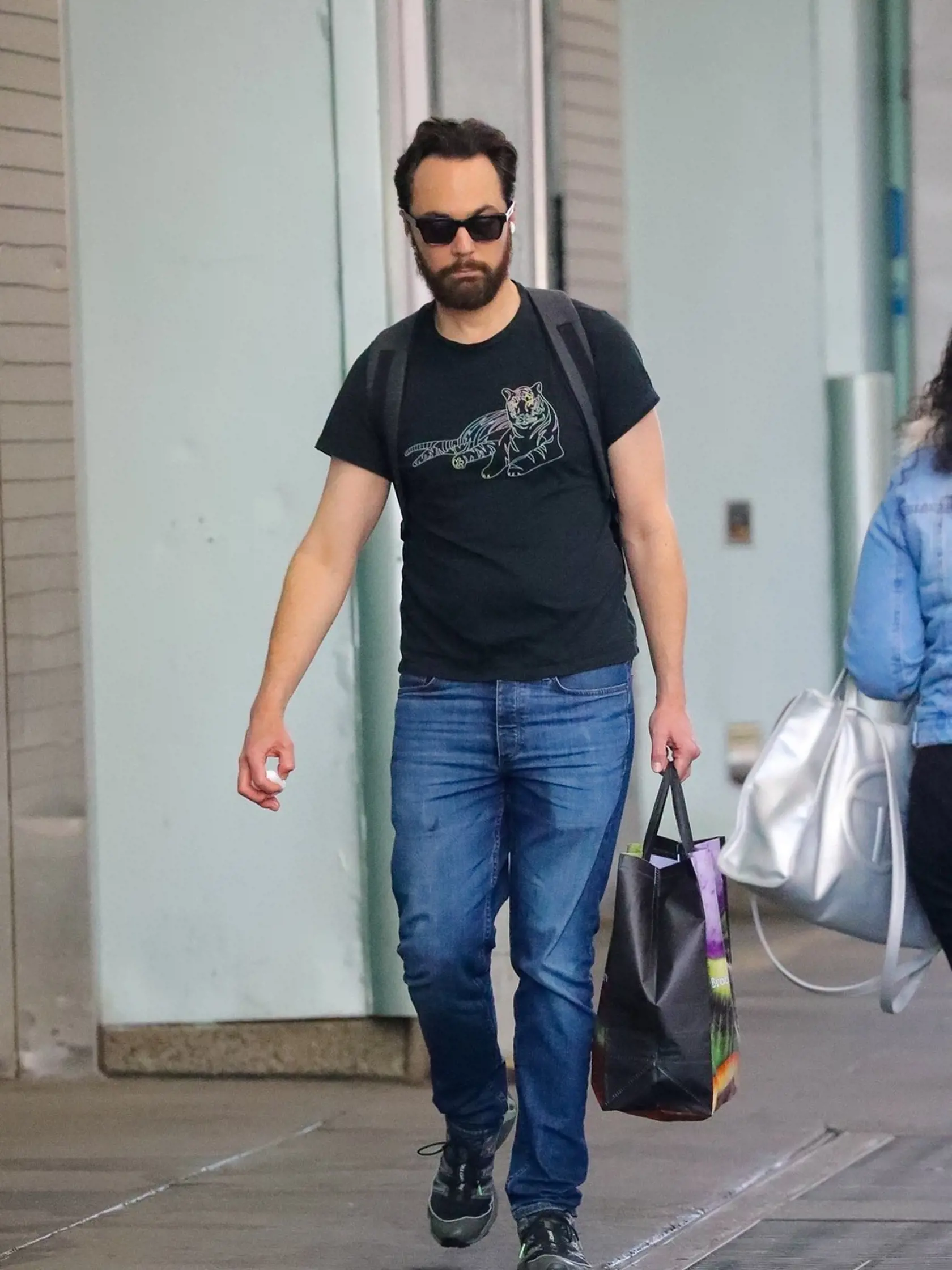 Americký herec Jim Parsons (51) prekvapil fanúšikov, keď sa ukázal na Broadwayi v New Yorku s bradou, ktorú by Sheldon Cooper, najznámejšia postava, ktorú kedy stvárnil, sotva schválil. 