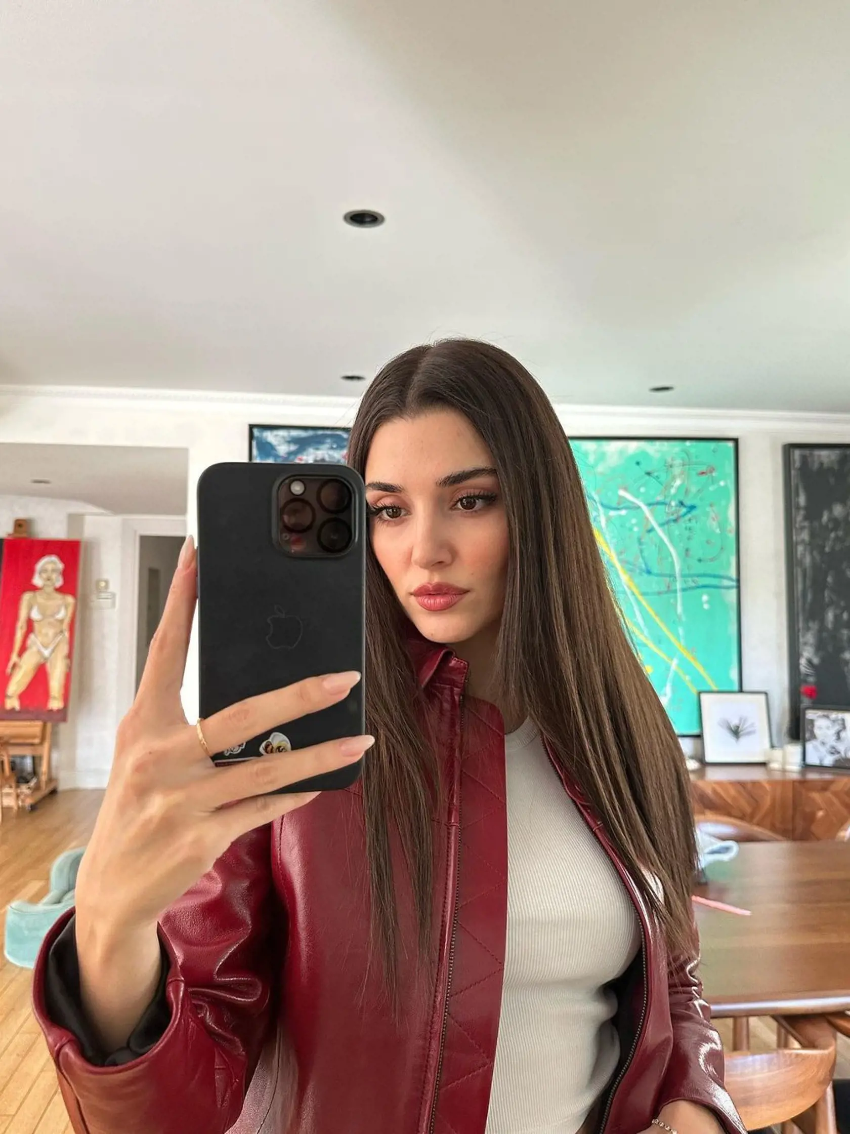 Herečka Hande Erçel, ktorú si Slováci zamilovali ako Edu v tureckom seriáli Láska na prenájom, oslávila v novembri 29. narodeniny. Fanúšikov však prekvapuje hlavne jej premena po nakrúcaní populárneho seriálu. Nevinne vyzerajúca herečka sa totiž zmenila na sexi dračicu a dokonca sa nechala aj vylepšiť.