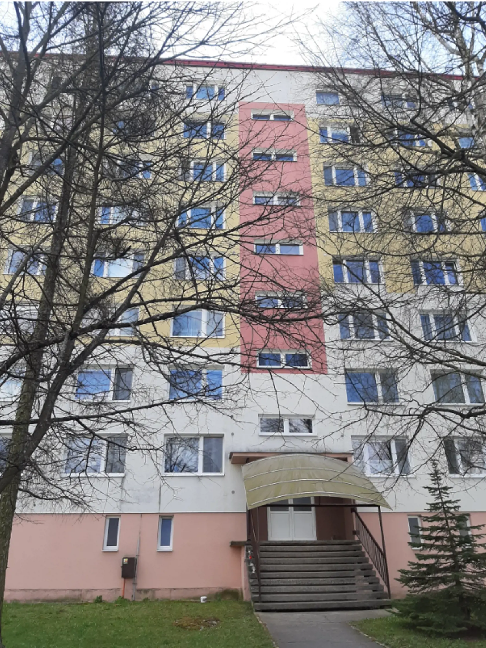 Michaela skočila z ôsmeho poschodia bytovky, kde bývajú jej rodičia