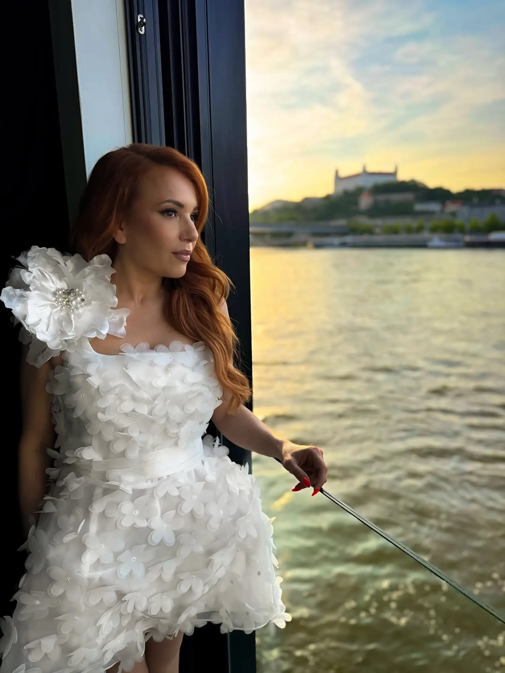 Vera Wisterová v krásnych kvetovaných šatách.