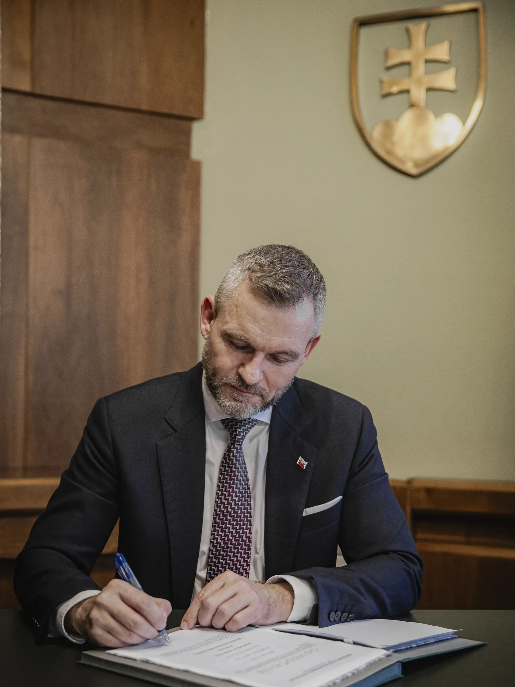 Prvý deň predsedu strany HLAS-SD Petra Pellegriniho v Národnej rade Slovenskej republiky po predčasných parlamentných voľbách 2023. Na snímke počas počas podpisovana prvých dokumentov vo funkcii Predsedu NRSR.