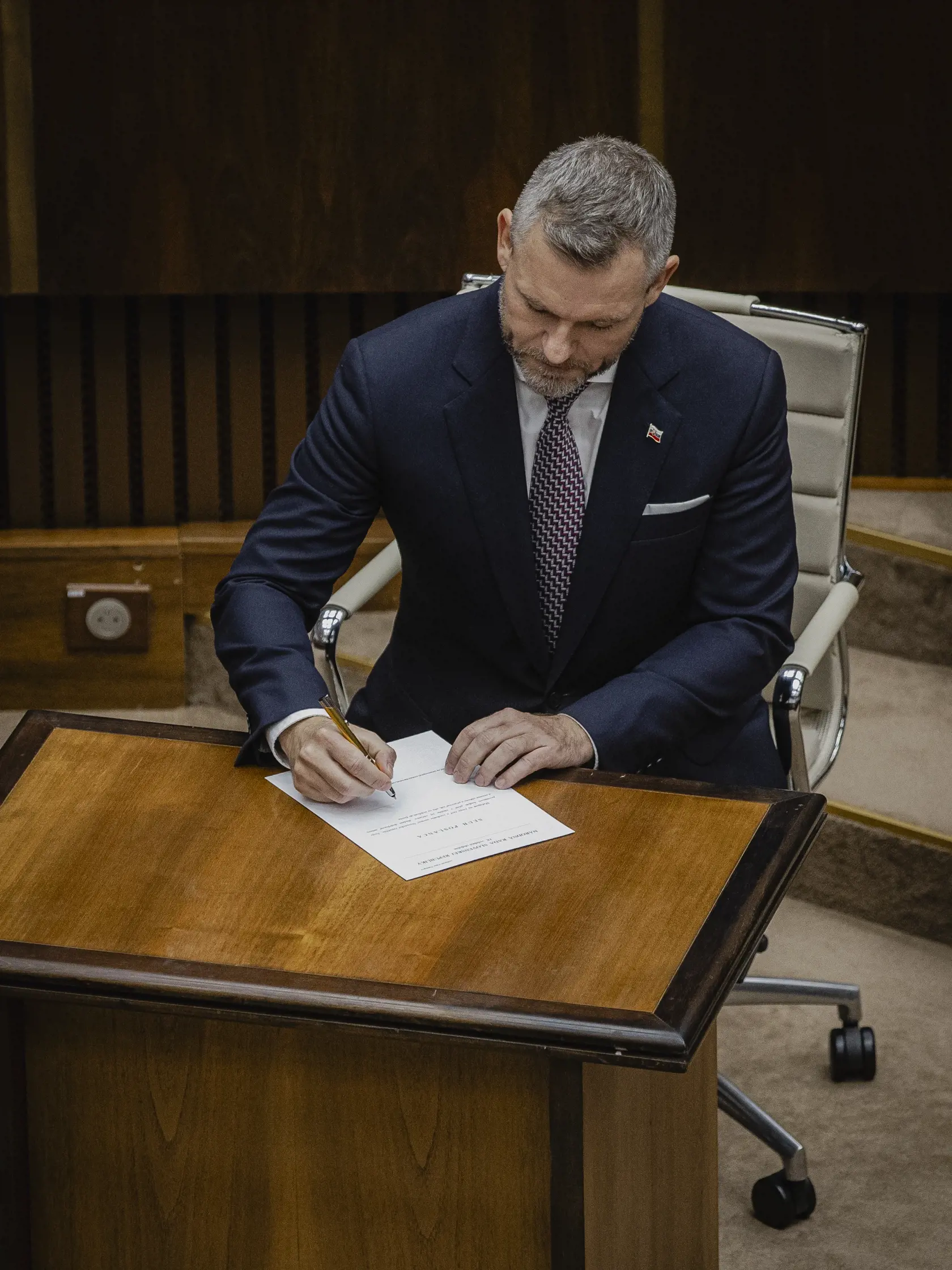 Prvý deň predsedu strany HLAS-SD Petra Pellegriniho v Národnej rade Slovenskej republiky po predčasných parlamentných voľbách 2023. Na snímke počas slávnostnej prísahy posancov.