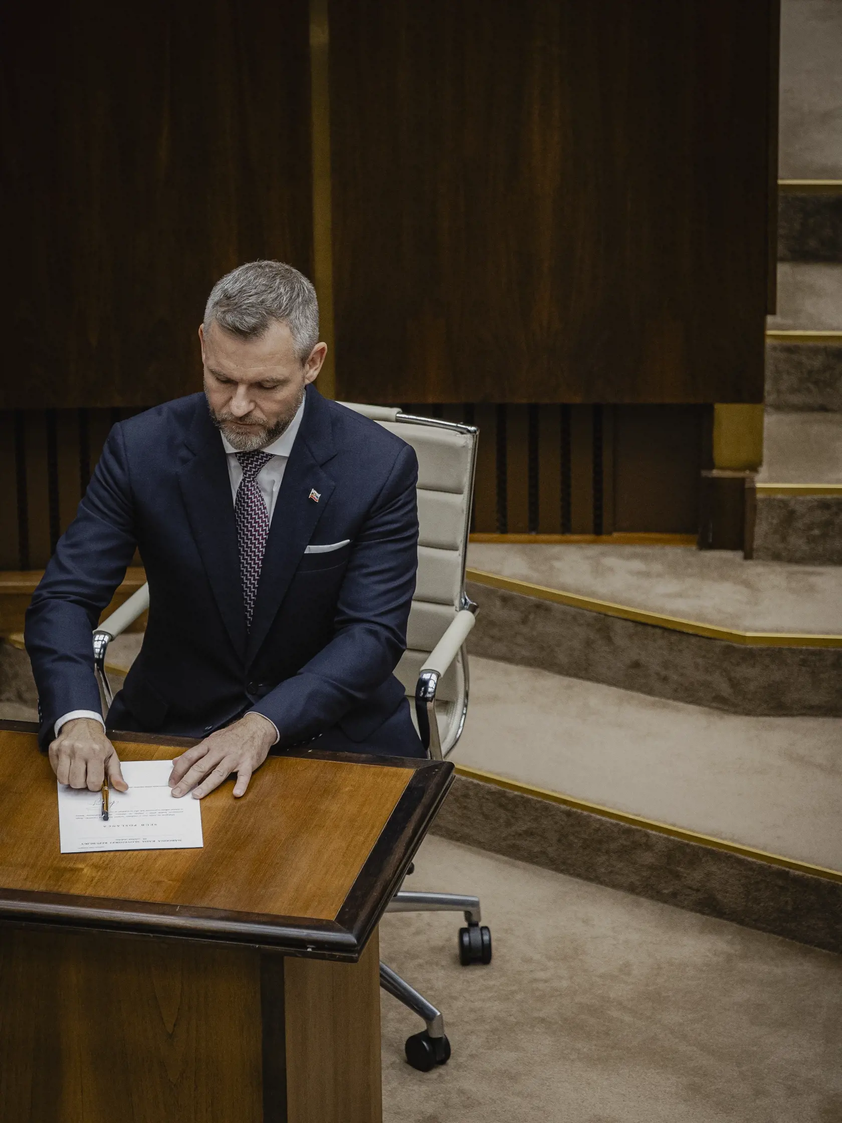 Prvý deň predsedu strany HLAS-SD Petra Pellegriniho v Národnej rade Slovenskej republiky po predčasných parlamentných voľbách 2023. Na snímke počas slávnostnej prísahy posancov.