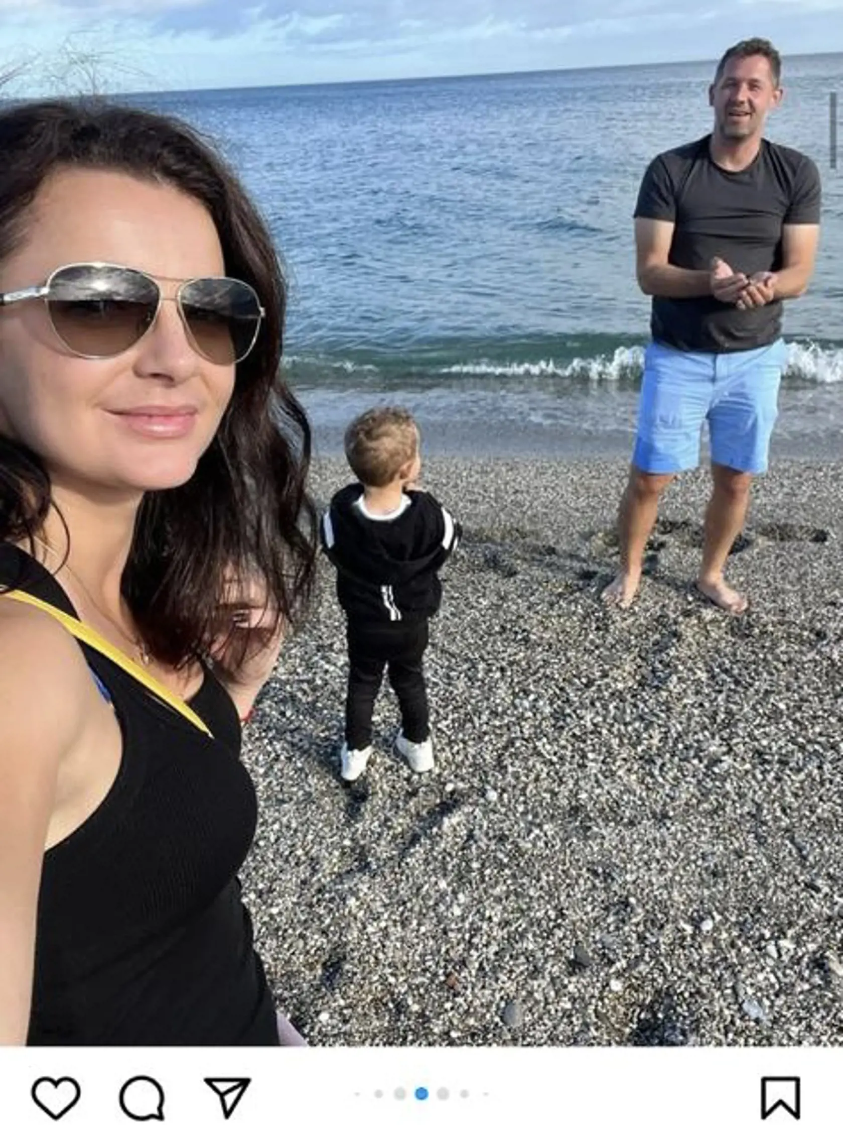 Lašákovci boli nedávno na dovolenke na Gibraltáre. Práve tam údajne bývalý brankár požiadal svoju priateľku o ruku. Svedčí o tom aj záber na jej ľavú ruku na ďalšej fotografii.