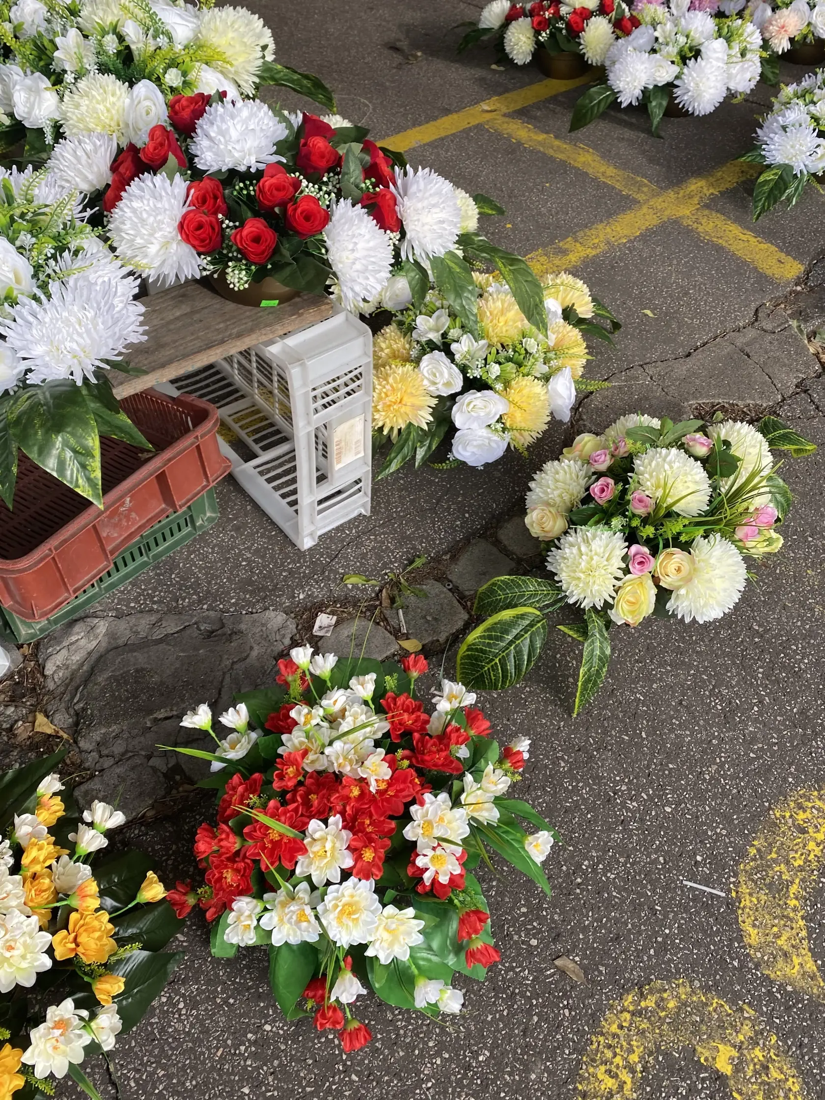Väčšinou používajú aranžéri bielu, žltú a červenú farbu.
