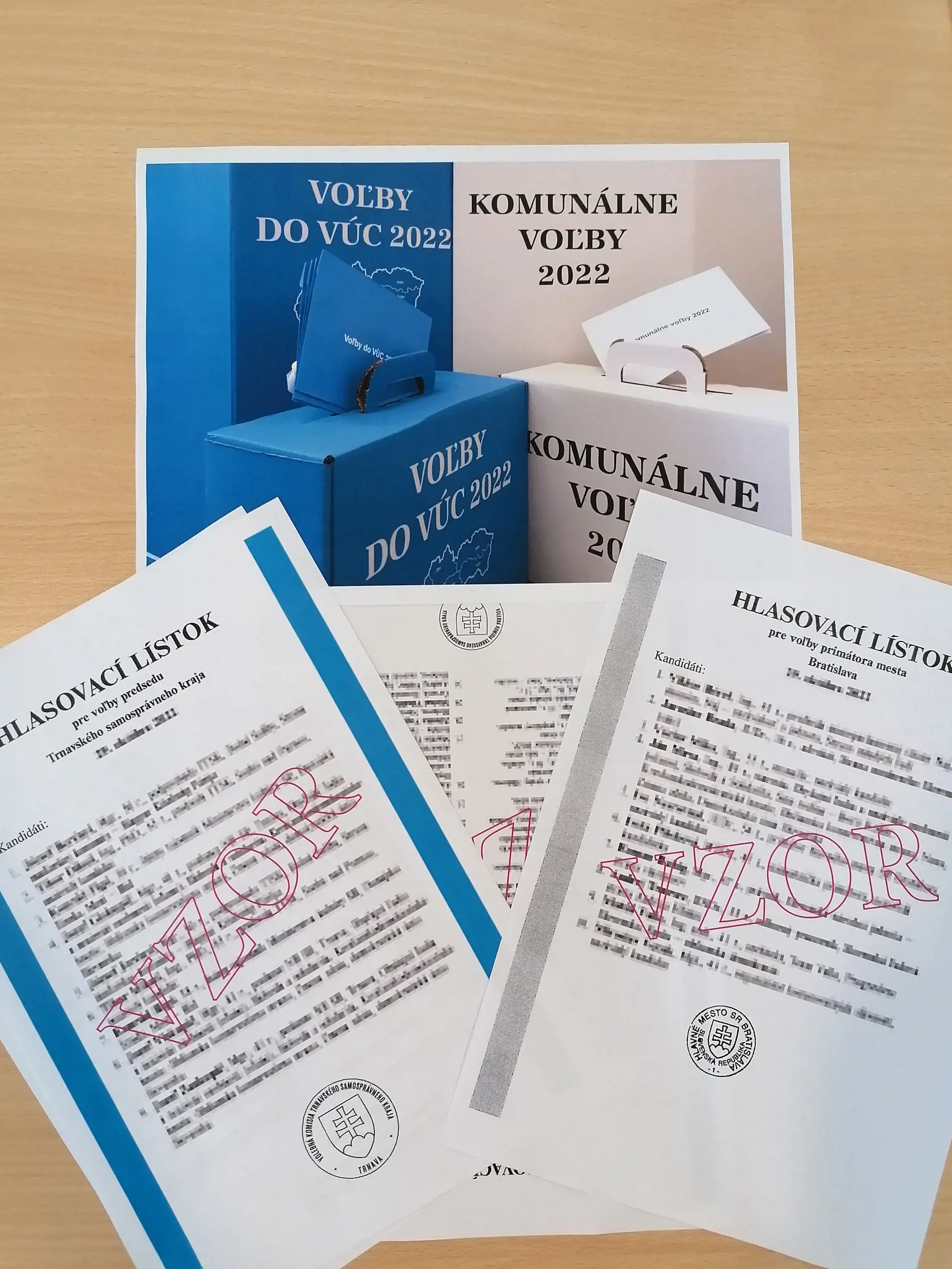 V sobotu 29. októbra 2022 sa budú na Slovensku konať spojené regionálne voľby. Prvýkrát budú voliči vyberať v jeden deň svojich zástupcov v mestách, obciach i samosprávnych krajoch. Ľudia budú môcť voliť len v mieste svojho trvalého bydliska. Volebných miestností má byť 6010 a budú otvorené od 7.00 do 20.00 h. Na ilustračnej snímke volebná urna pre voľby do VÚC (v pozadí vľavo), volebná urna pre komunálne voľby (v pozadí vpravo), hlasovací lístok pre voľby do VÚC (v popredí vľavo) a hlasovací lí