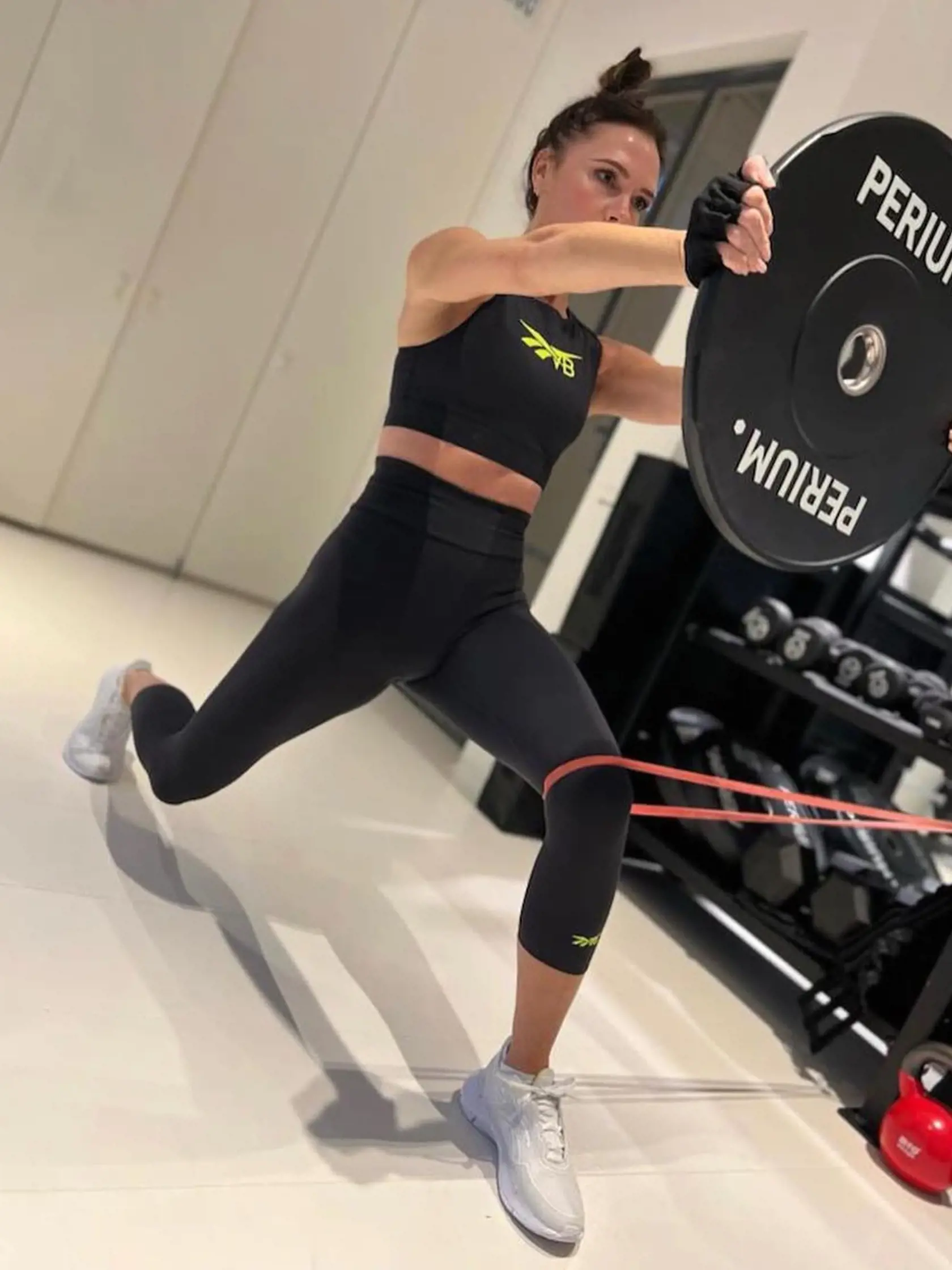 Victoria Beckham pred pár rokmi zaradila do svojej cvičebnej rutiny aj zdvíhanie závaží a ako povedala v 50-tke sa cíti silnejšia ako, keď mala 20.
