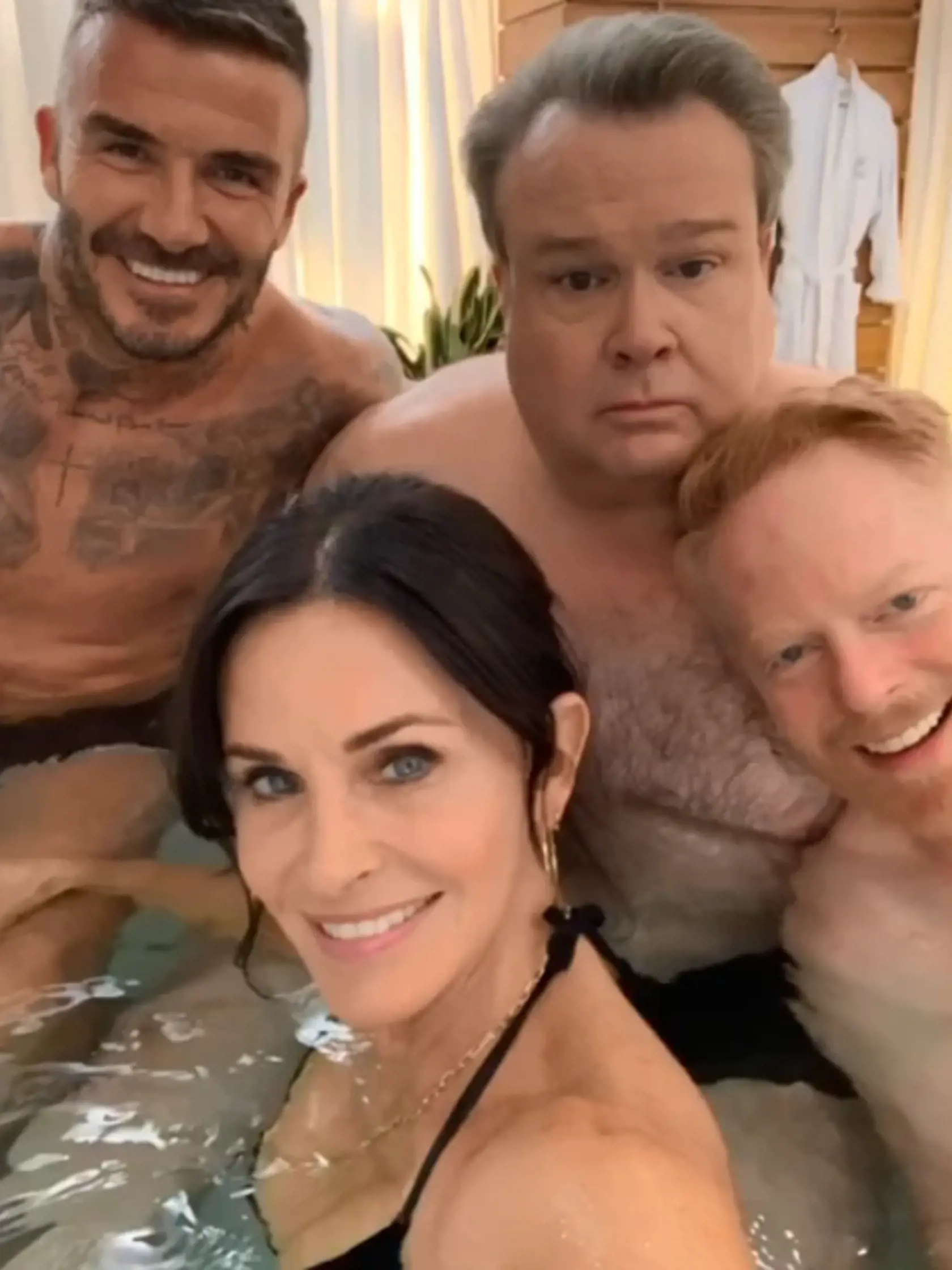 Spoločnosť im robili aj herec Jesse Tyler Ferguson (44) a Eric Stonestreet (48). No čo tá ruka Courteney?