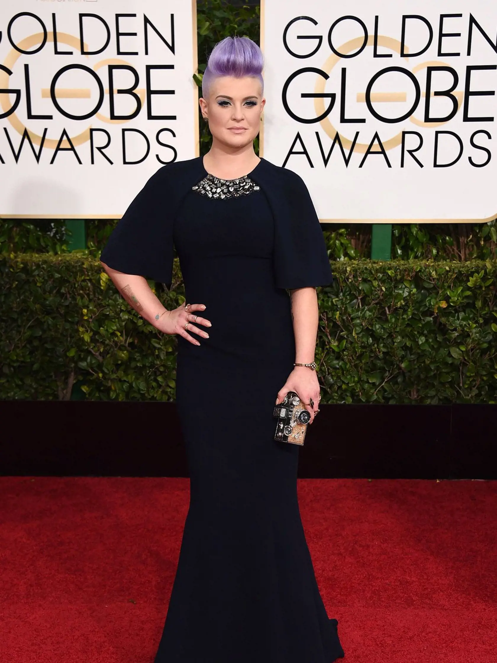 Kelly Osbourne mala šaty decentné, zato účes poriadne extravagantný.