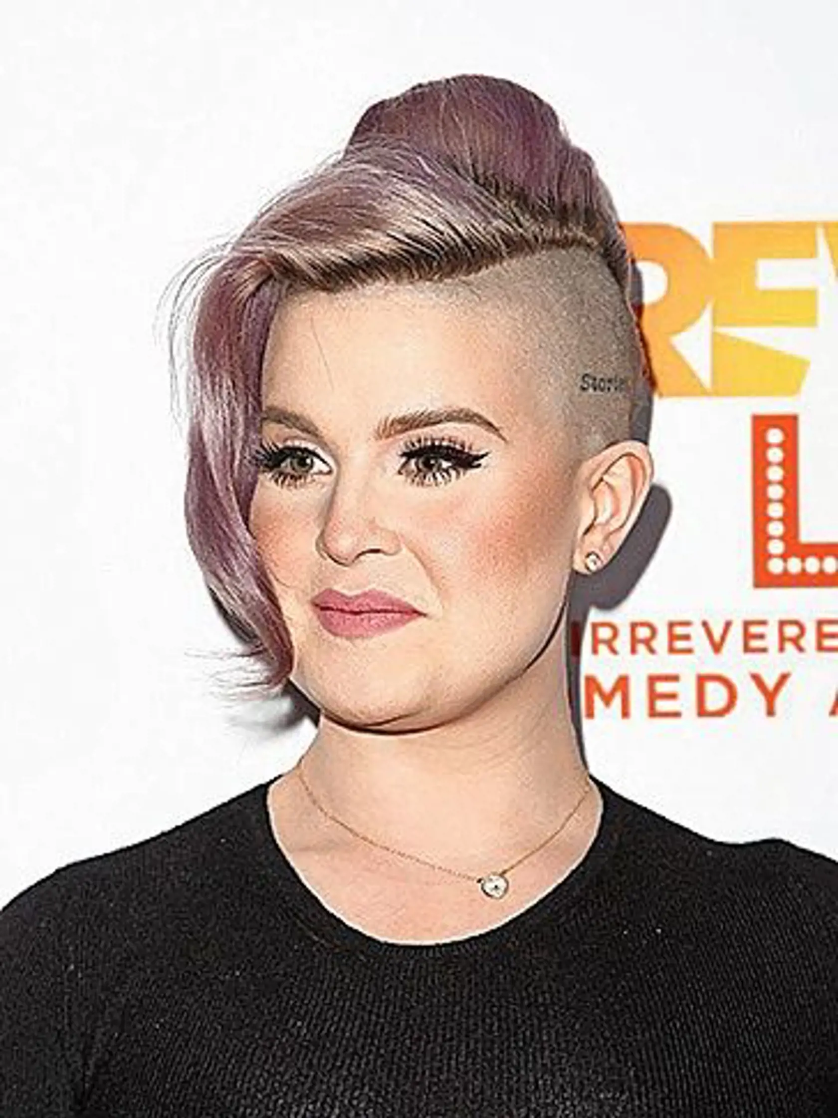 Kelly Osbourne (32):
Čím je staršia, tým je krajšia. Oproti rokom, keď bola zjavne zaoblená, dnes pôsobí oveľa zdravšie. Zrejme sa obáva rakoviny hrubého čreva, z ktorej sa dostala jej mama Sharon.