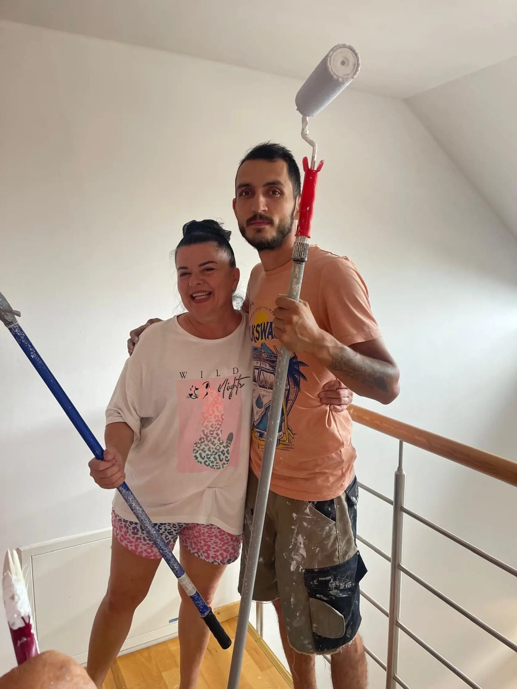 V týchto dňoch pomáha svojmu synovi Enzovi (28) a nevestke Silvii (32) pri stavbe ich nového domova v obci Veľký Ďúr (okr. Levice).