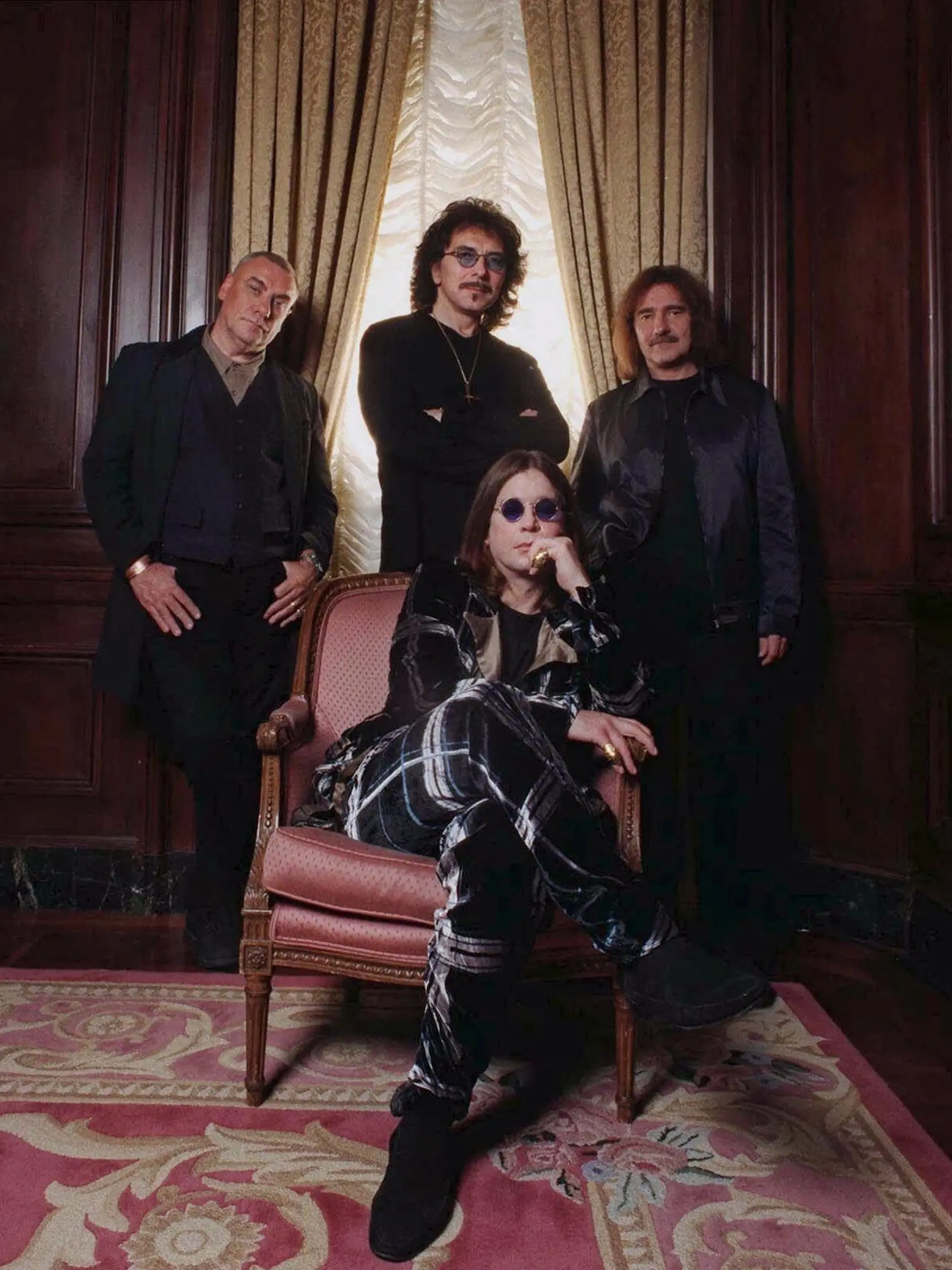 Na archívnej snímke z 26. októbra 1998 pózujú členovia skupiny Black Sabbath v New Yorku. Sediaci je Ozzy Osborne. hore zľava sú Bill Ward, Tony Iommi a Geezer Butler.
