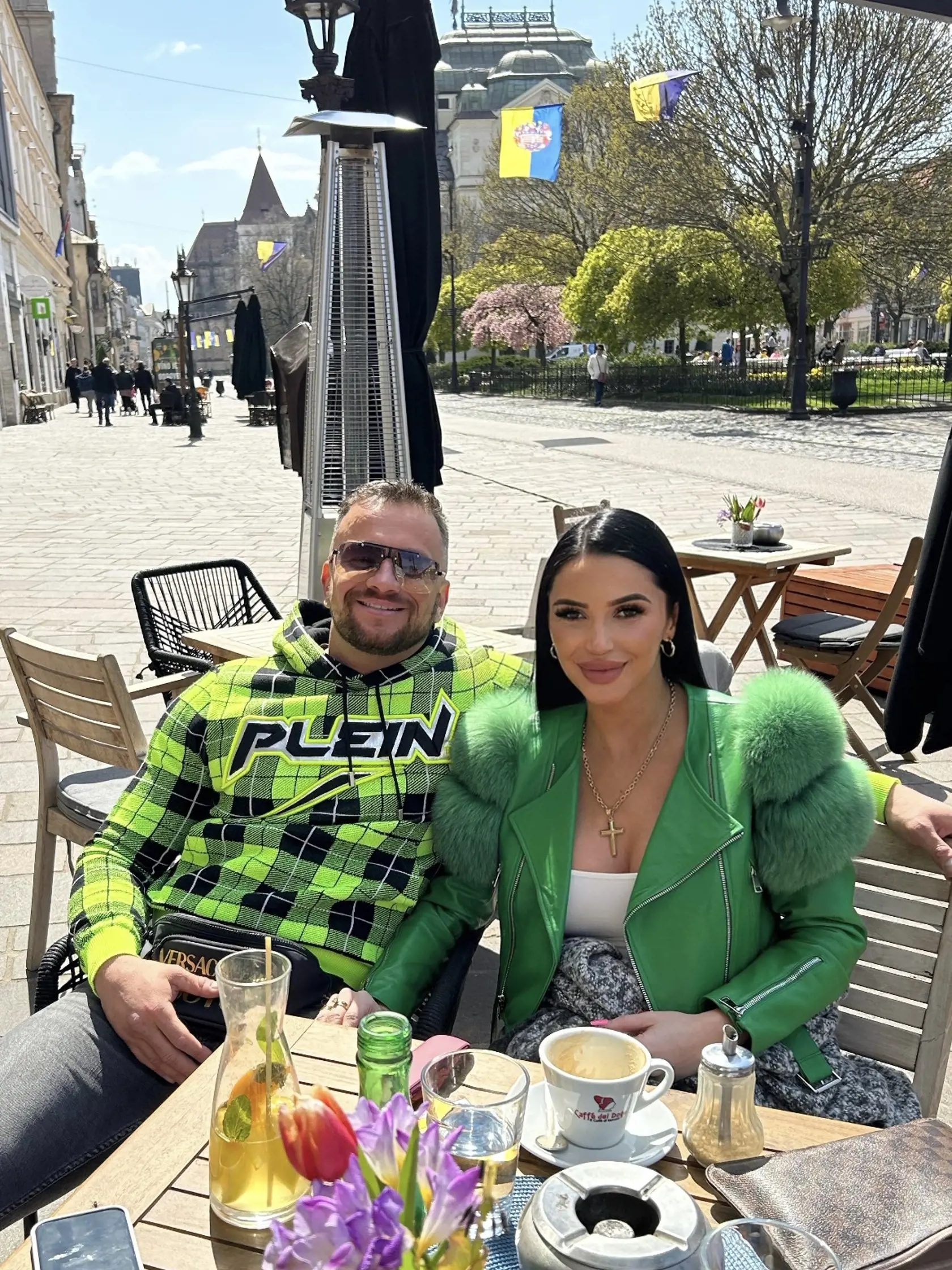 Simona s novým priateľom Robertom, ktorý sa veľmi podobá na jej otca zamlada. Zaľúbili sa do seba po vážnej havárii, pri ktorej obaja utrpeli viacero zranení.