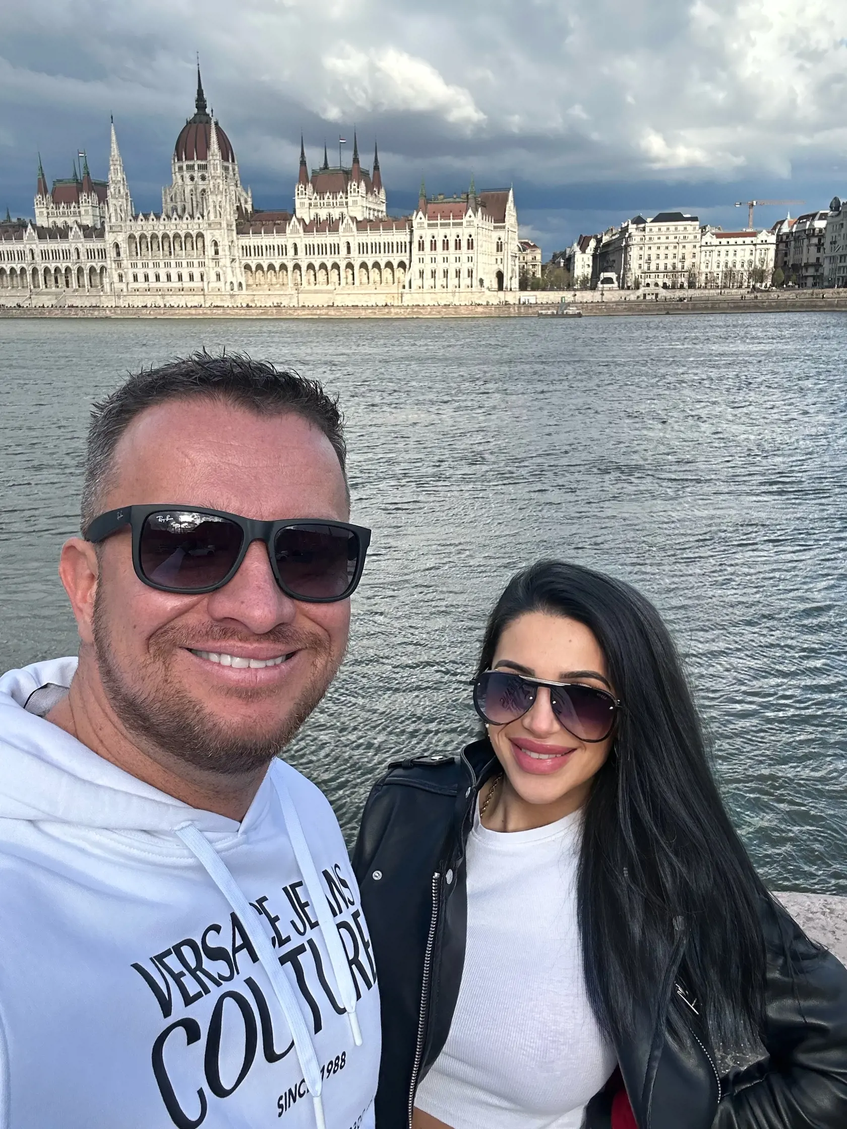 Simona s novým priateľom Robertom, ktorý sa veľmi podobá na jej otca zamlada.
