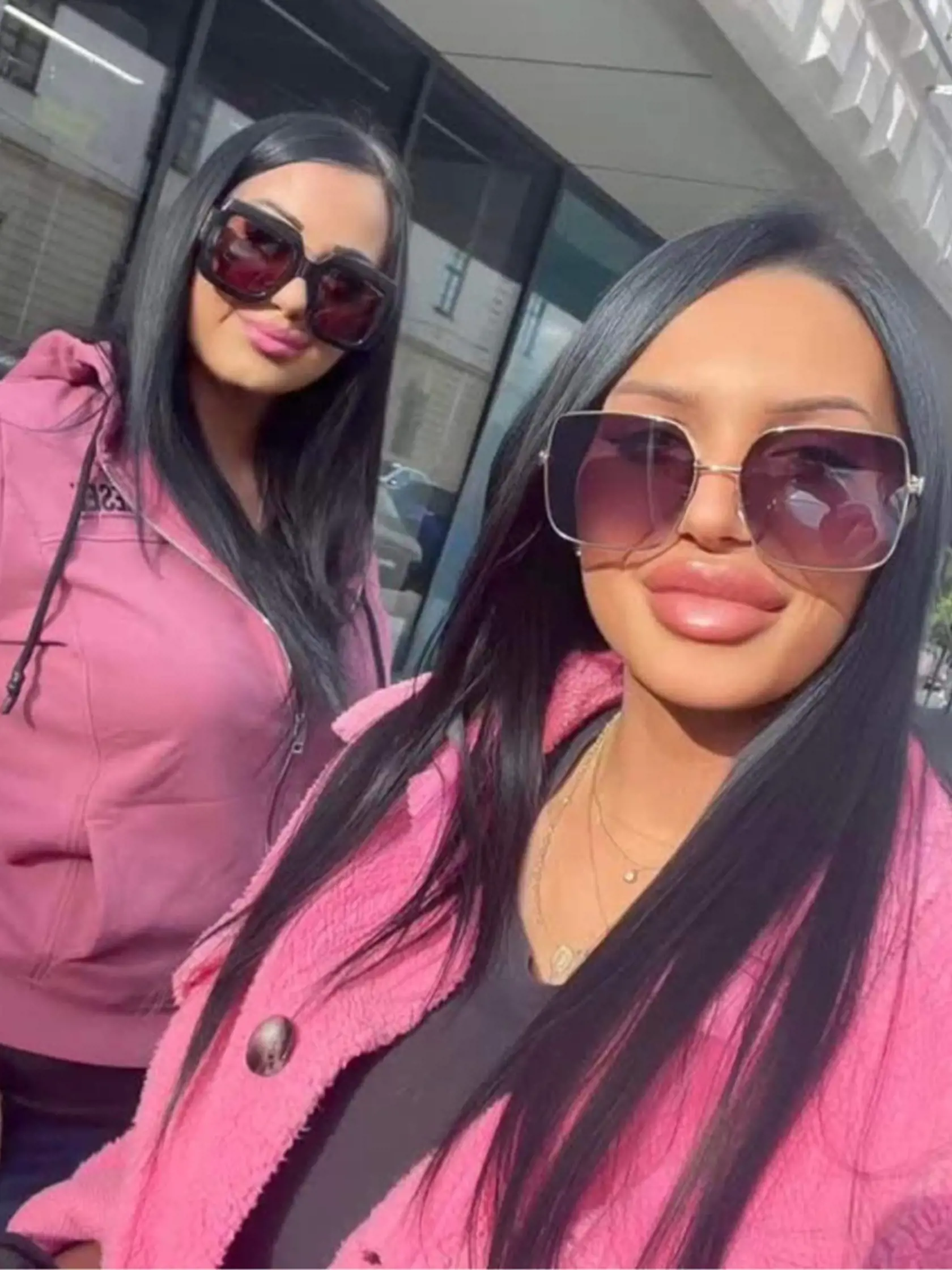Simona s kamarátkou, ktorá je dlhé roky oporou. Poznajú sa od strednej školy a vždy bola jej dôverníčkou a spriaznenou dušou.