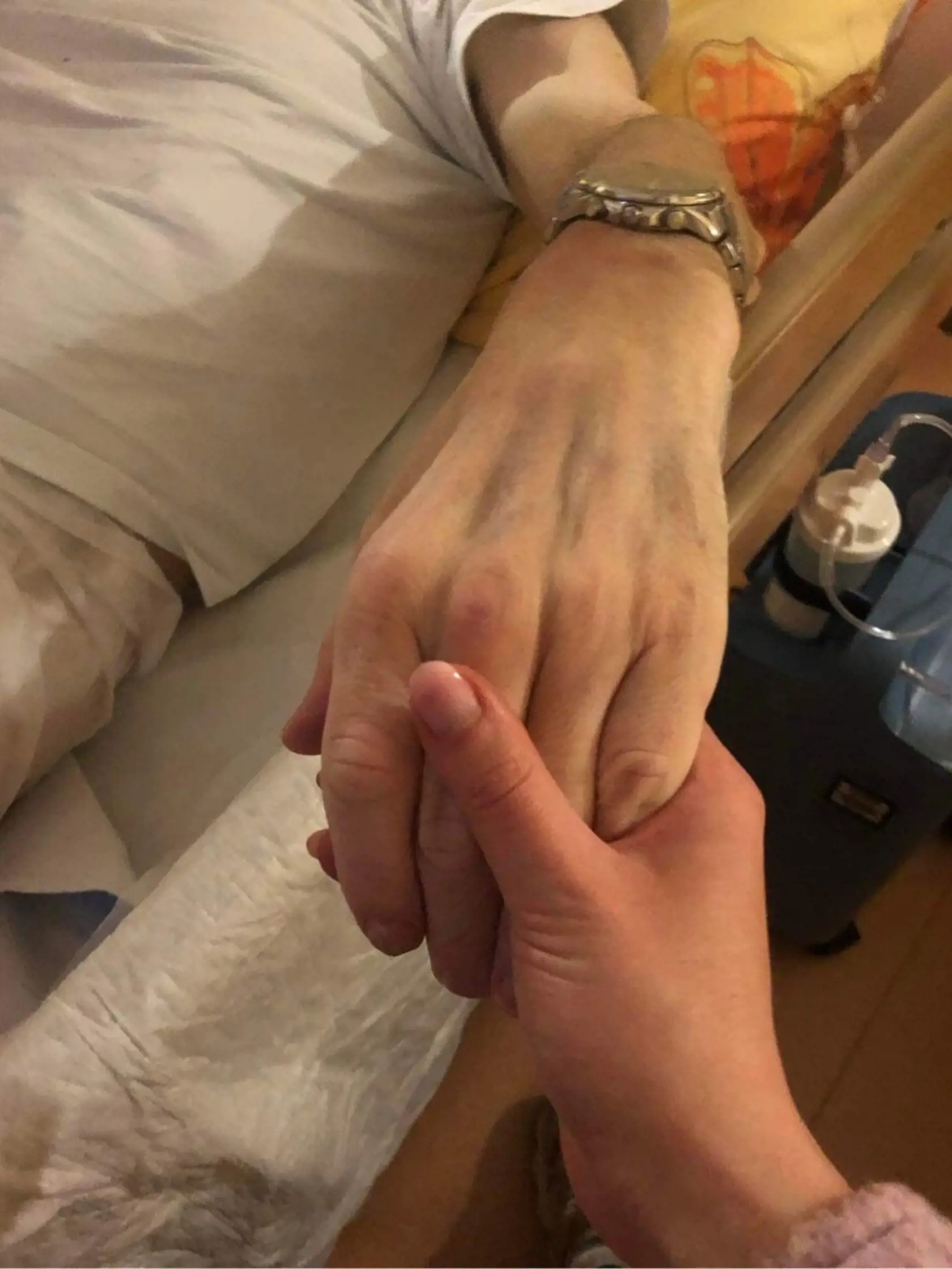Takto držala svojho otca za ruku desať dní, keď umieral v hospici, kam ho preložili z trenčianskej väzenskej nemocnice.