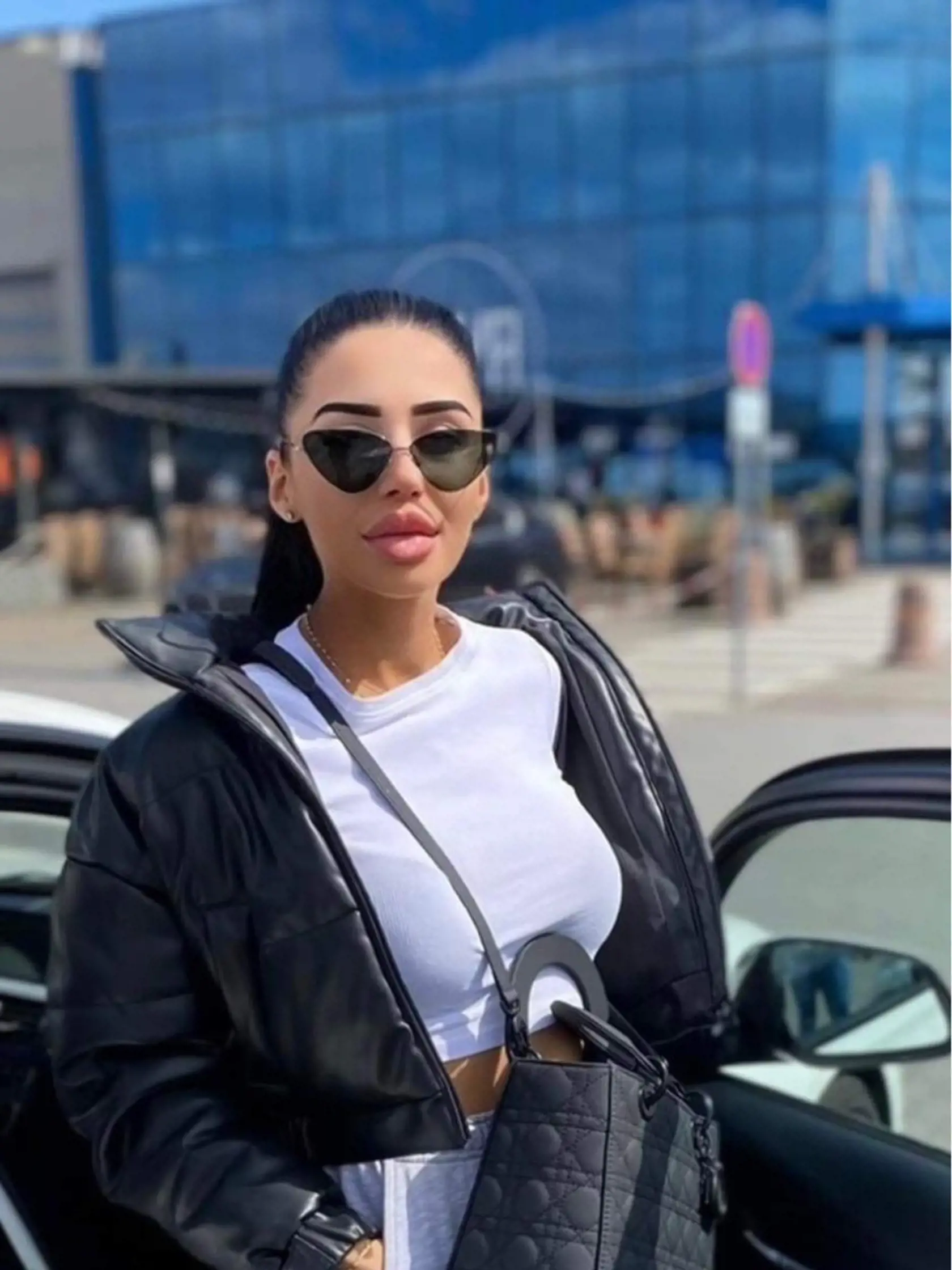 Simona je sebavedomá mladá žena, ktorú nevyrušilo ani to, že jej otec sedel v base. Pravidelne ho tam navštevovala.