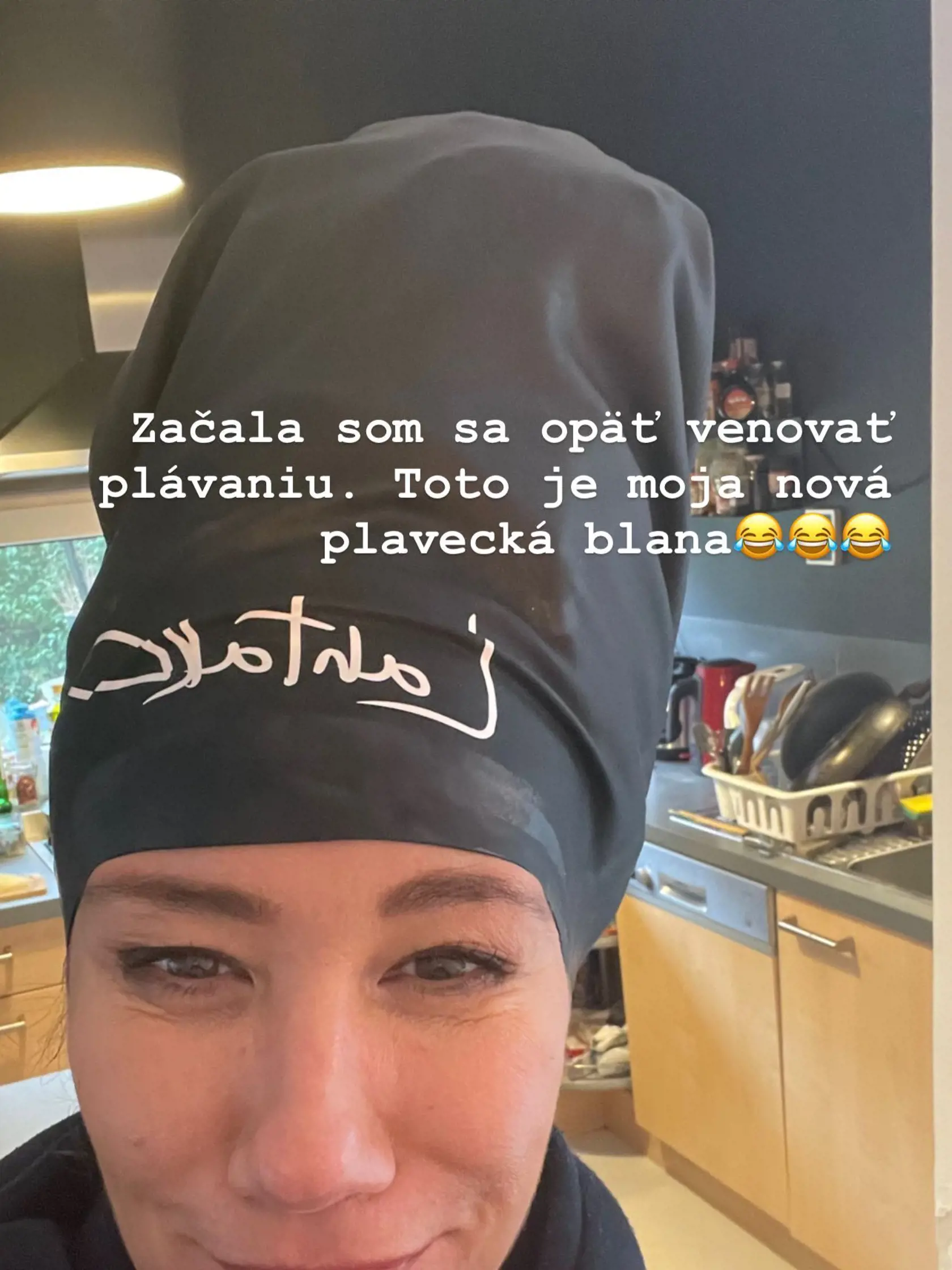 Tento rok si Lucia Ďuriš Nicholsonová začala pravidelne plávať. Samozrejme, že nájsť vhodný rozmer plaveckej čiapky pre exotický účes vôbec nie je ľahká úloha.