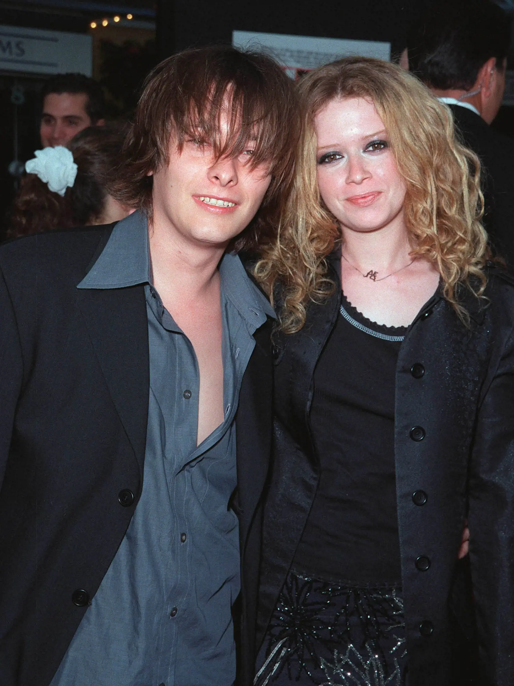 NATASHA LYONNE a EDWARD FURLONG chodili spolu v roku 1999 a tu ich objavili na premiére 
 filmu American Pie.