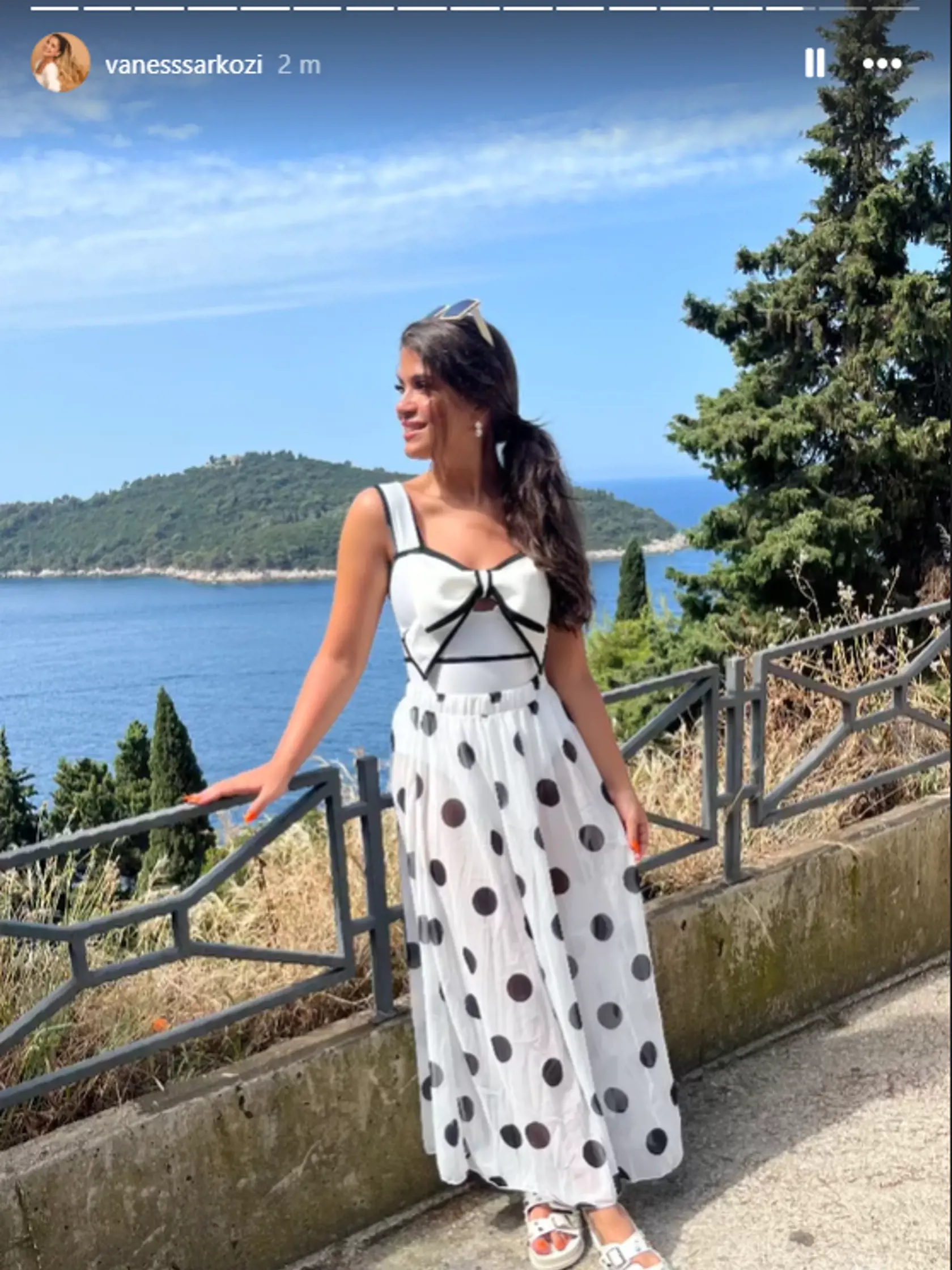 Vanessa Šarközi vytiahla v Dubrovníku takýto plavkový outfit: K plavkám je aj sukňa.