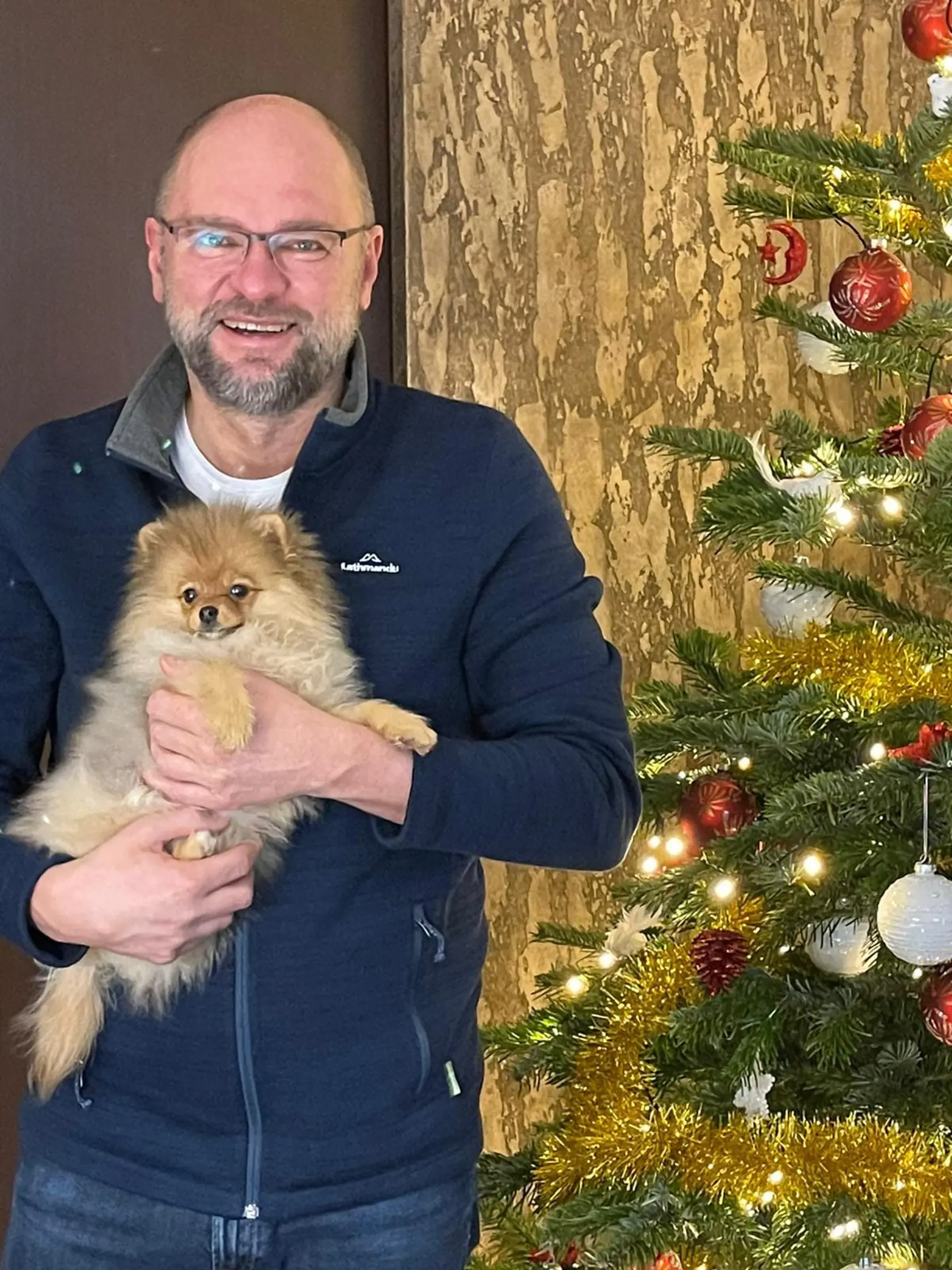 Richard Sulík s novým psíkom, ktorý dostal nezvyčajné meno: Barón von Bahnhof.