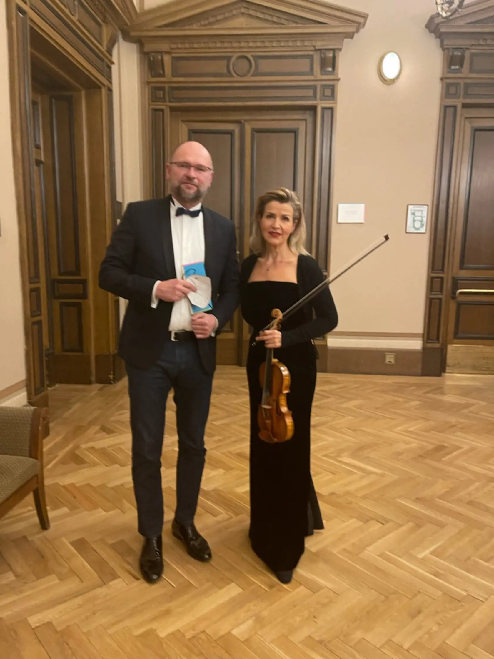 „Dostal som parádny darček od Janky Cigánikovej – vstupenku pre mňa a moju dcéru na koncert mojej obľúbenej huslistky Anne Sophie Mutter, vrátane krátkeho rozhovoru s hviezdou večera. „Skvelý zážitok:),“ prezradil Richard Sulík pre Plus JEDEN DEŇ.