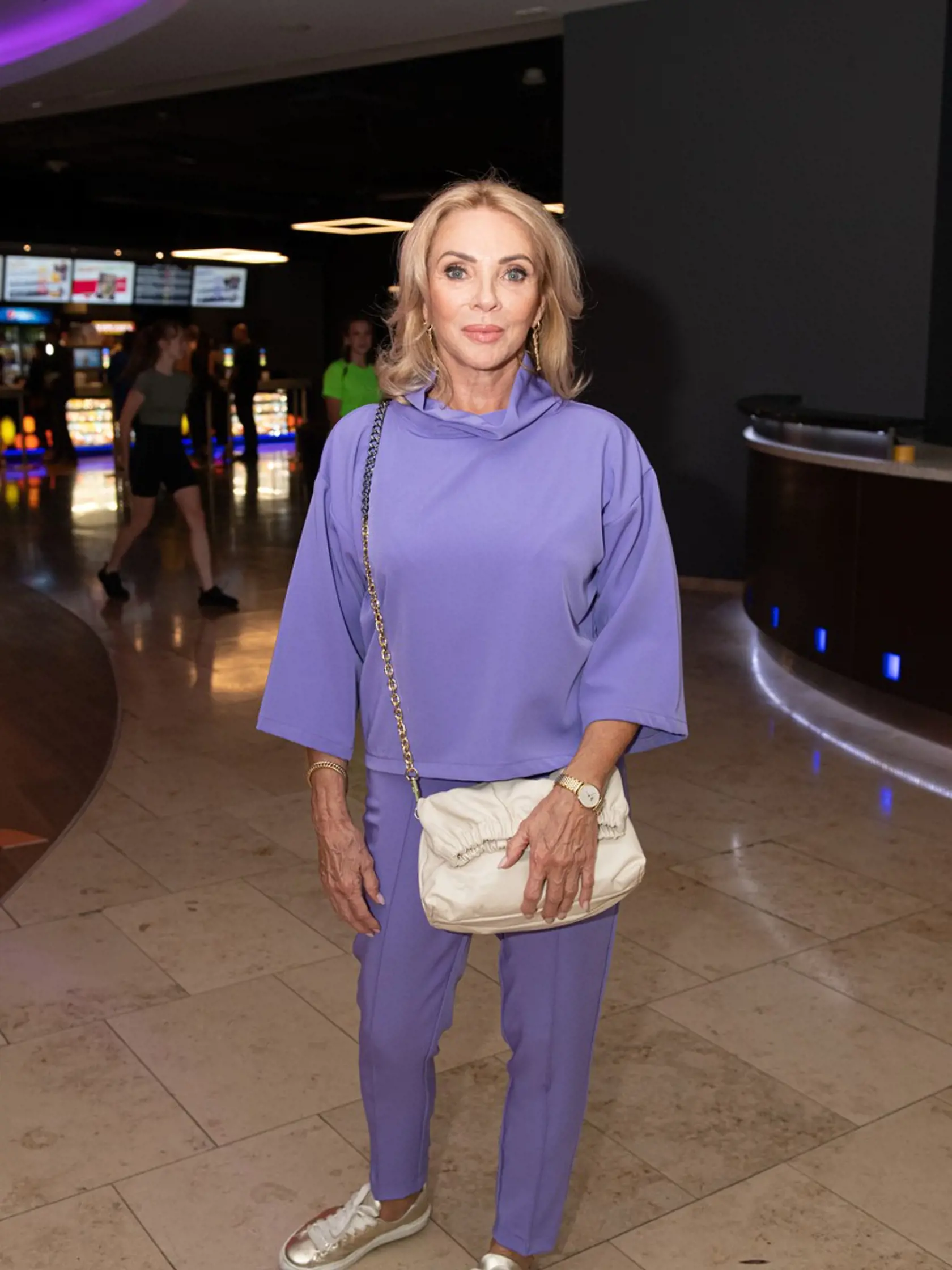 Slávnostná premiéra filmu Jan Žižka. Na snímke Zdena Studenková, ktorá stavila na pohodlný outfit fialovej farby, ktorý jej mimoriadne pristal.