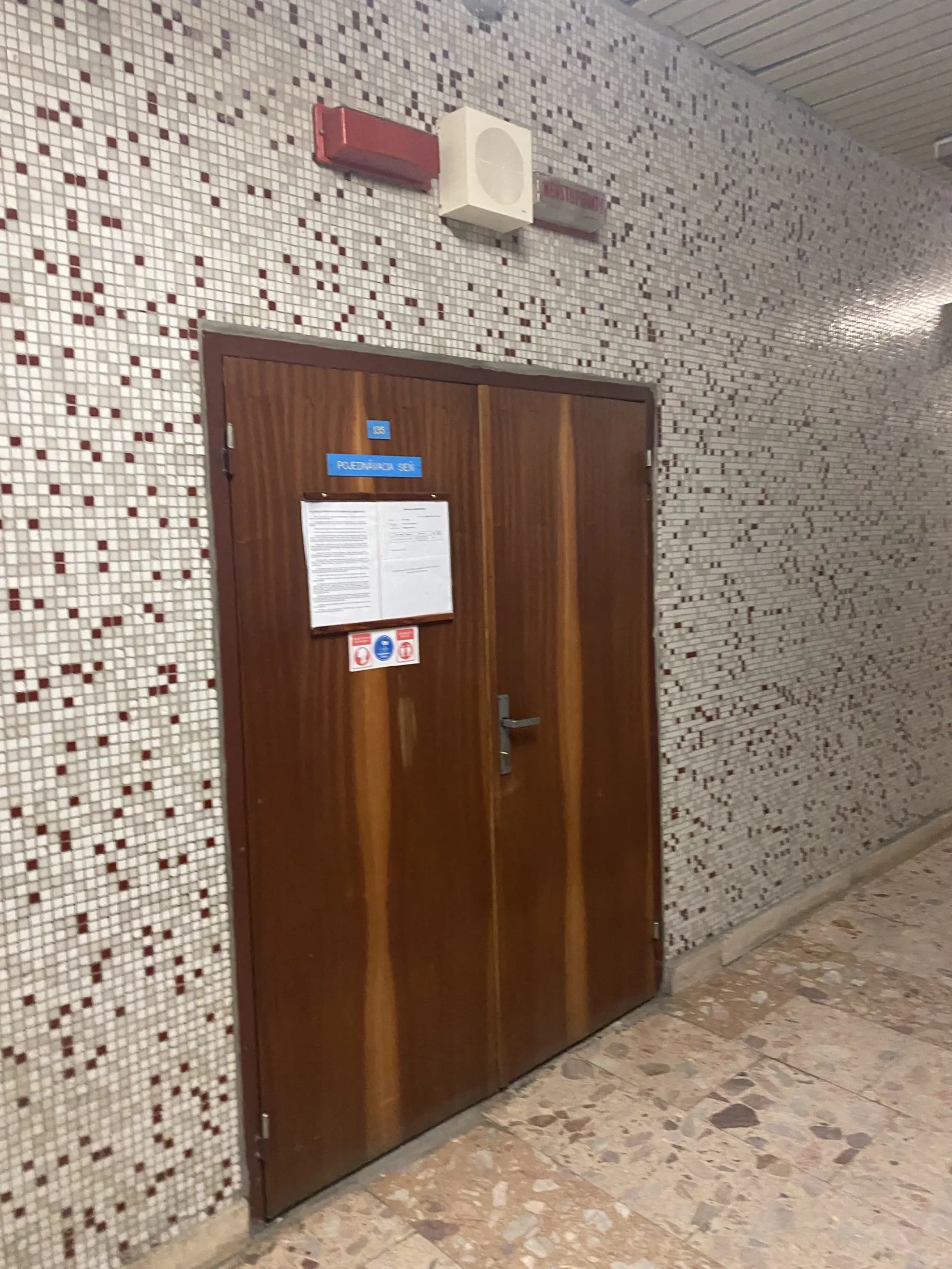Oznam o zrušení pojednávania. Poškodenej Anežke Ongáľovej sa nikto zo súdu neunúval dať vedieť, že nemusí na súd chodiť.