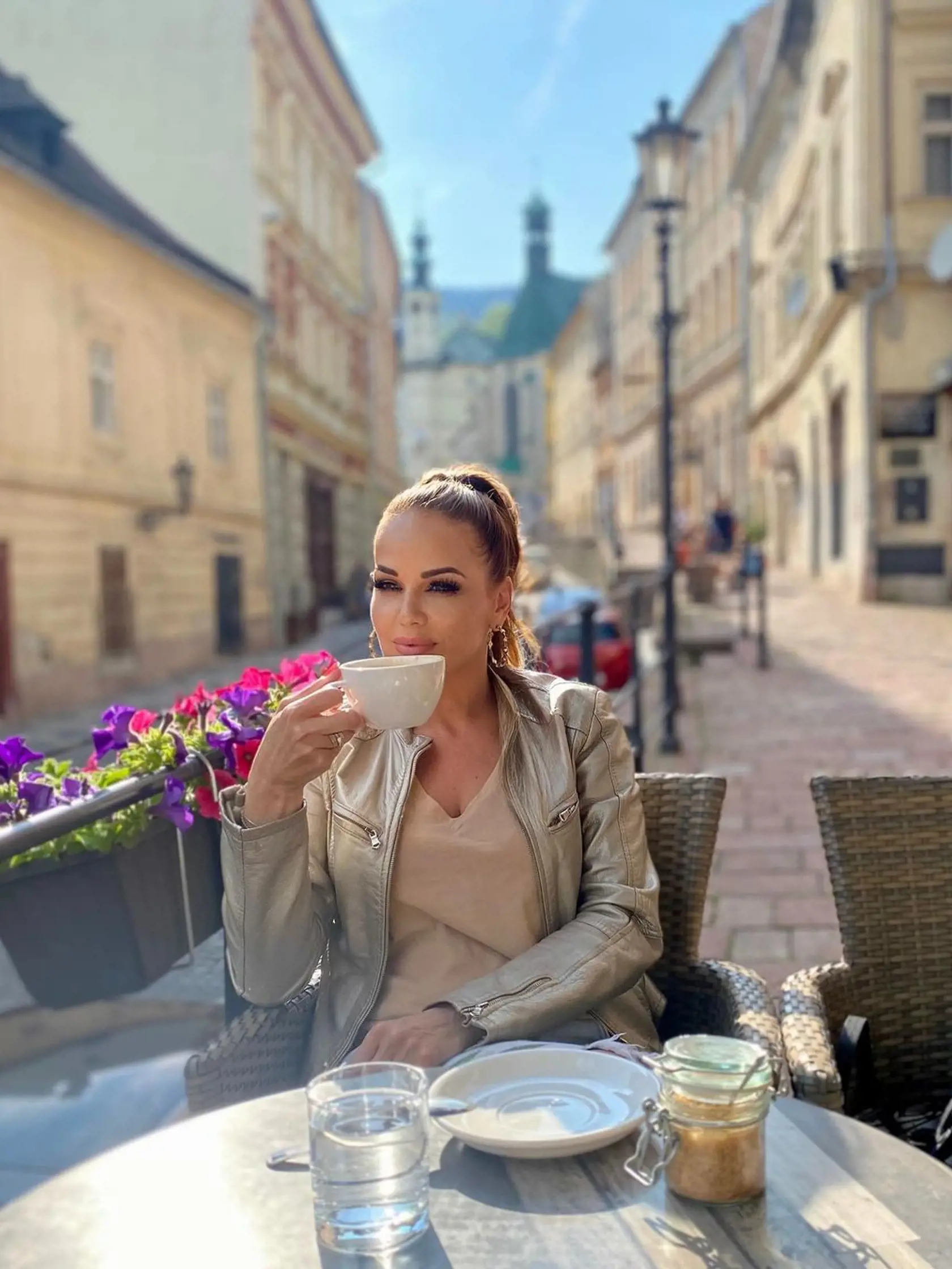 Karin na kávičke v milovanej Banskej Štiavnici.