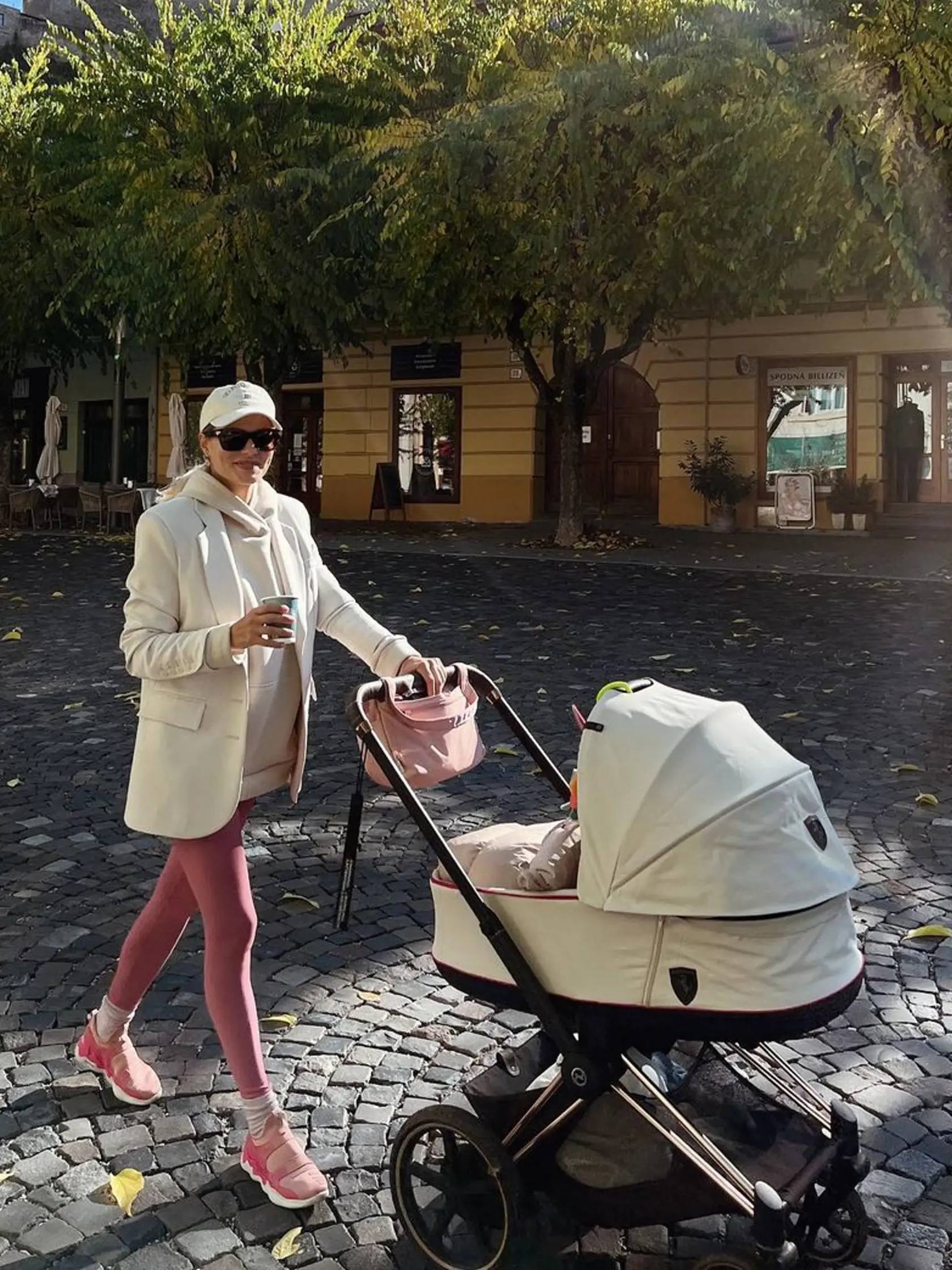 Ivana Gáborík kočíkovala dcérku v takomto perfektnom outfite. K ružovým legínam tentokrát zvolila predĺžené sako.