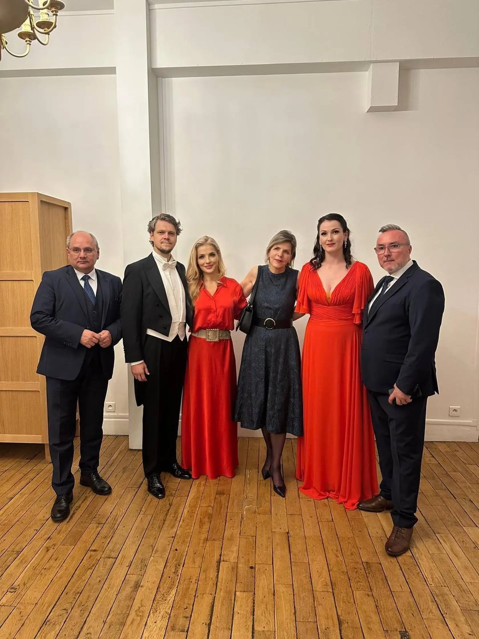 Ministerka kultúry Martina Šimkovičová (nom. SNS) na koncerte pri príležitosti ukončenia 2. svetovej vojny, ktorý organizoval Slovenský inštitút v Paríži s podporou jej rezortu. V Paríži sa ukázala v červených dlhých šatách. 
