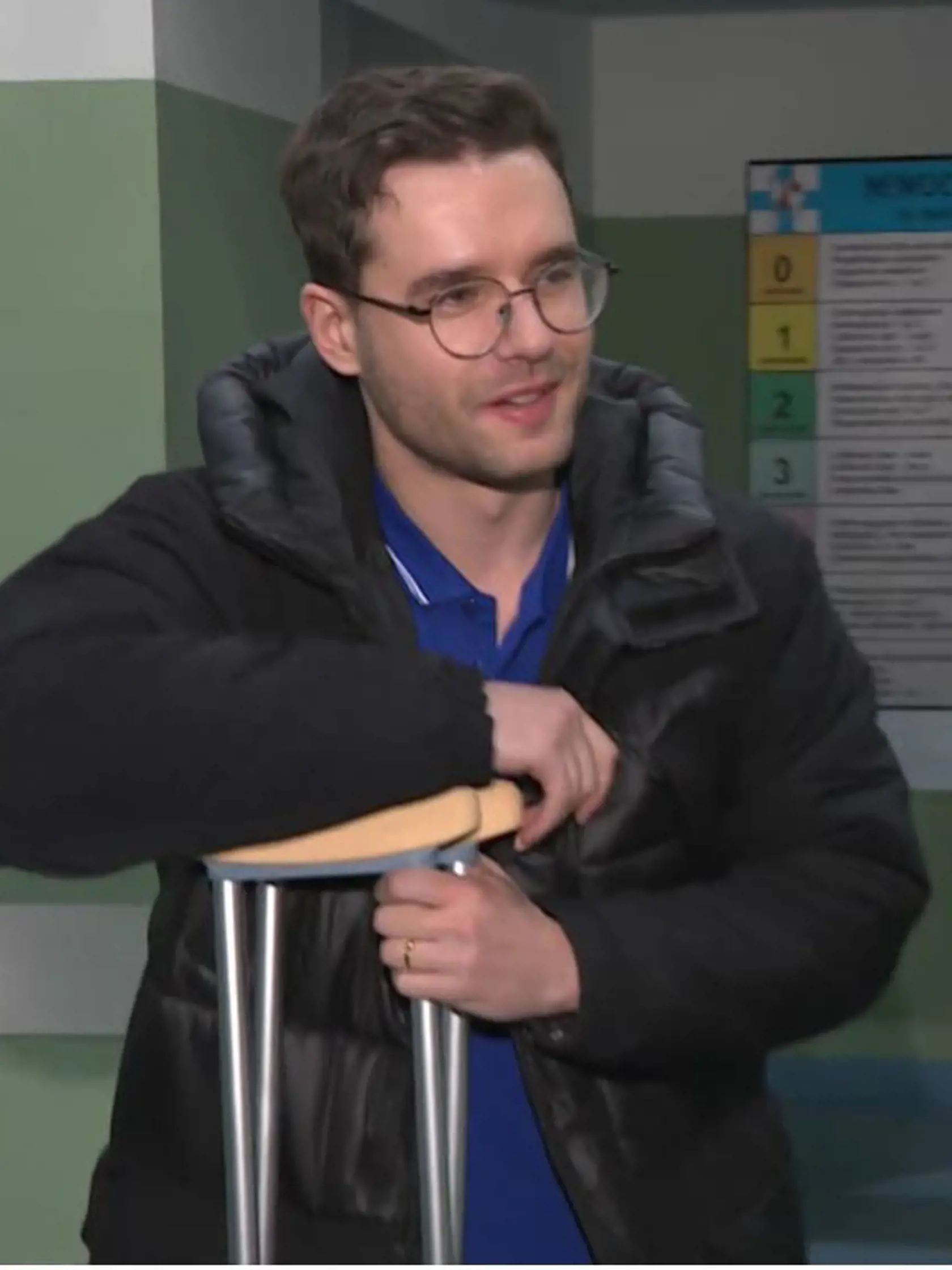 Moderátor a herec Dušan Ambróš má zranenú nohu. Musí chodiť s barlami.