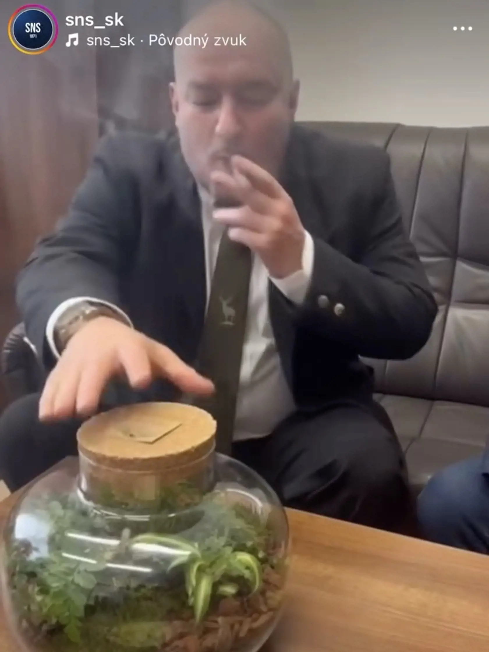 Poslanec Rudolf Huliak fajčí cigaru vo svojej kancelárii.