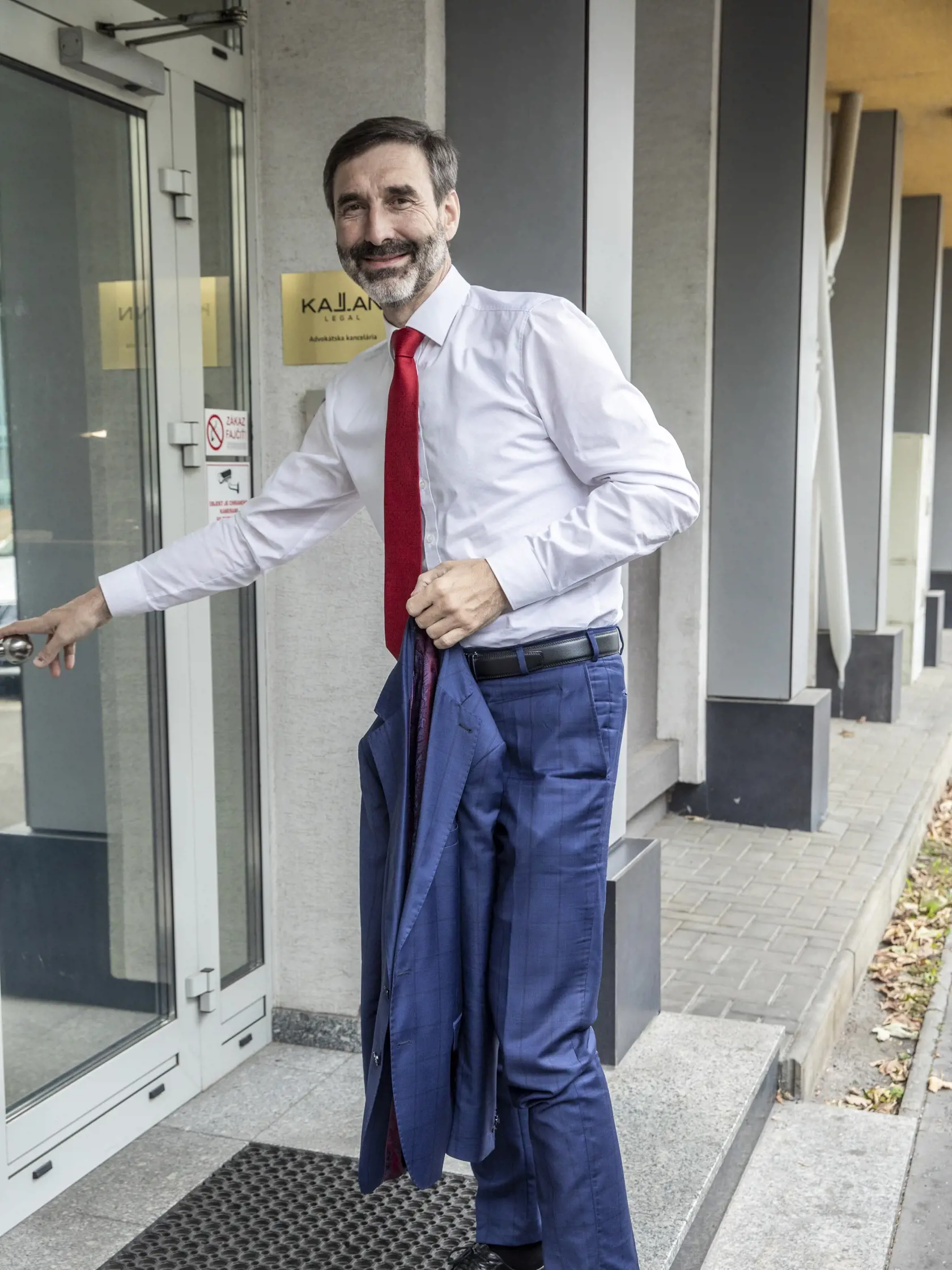 Vybrať ministra zahraničia bol najskôr problém, stoličku nakoniec obsadil Juraj Blanár (Smer-SD).