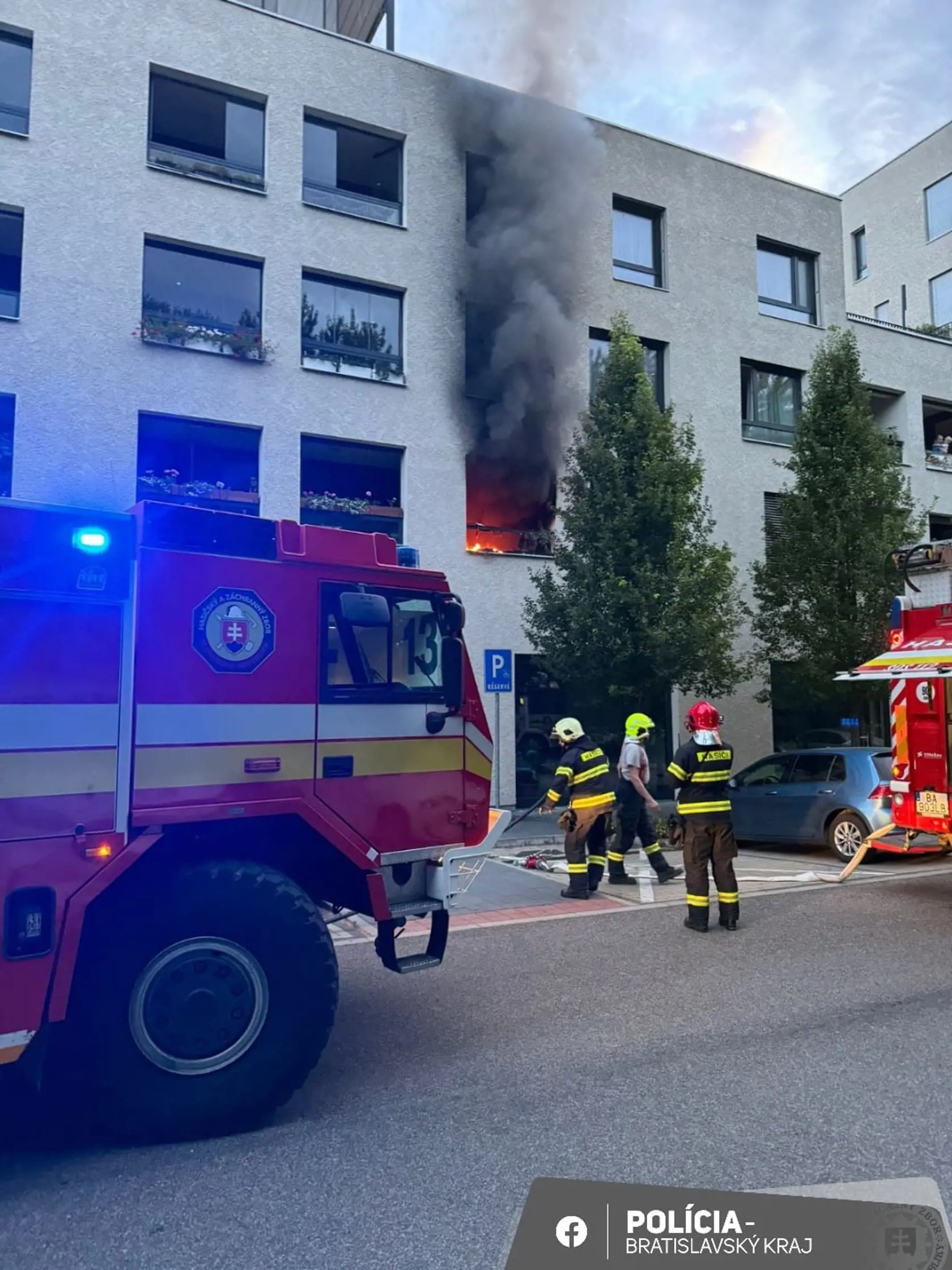 V plameňoch skončil byt na prvom poschodí.