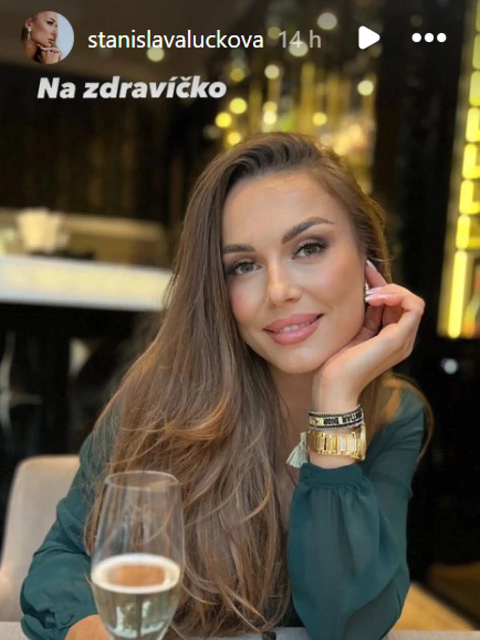 Stanka prvý júlový deň vyrazia na dovolenku, večer predtým stihla večeru a drink.