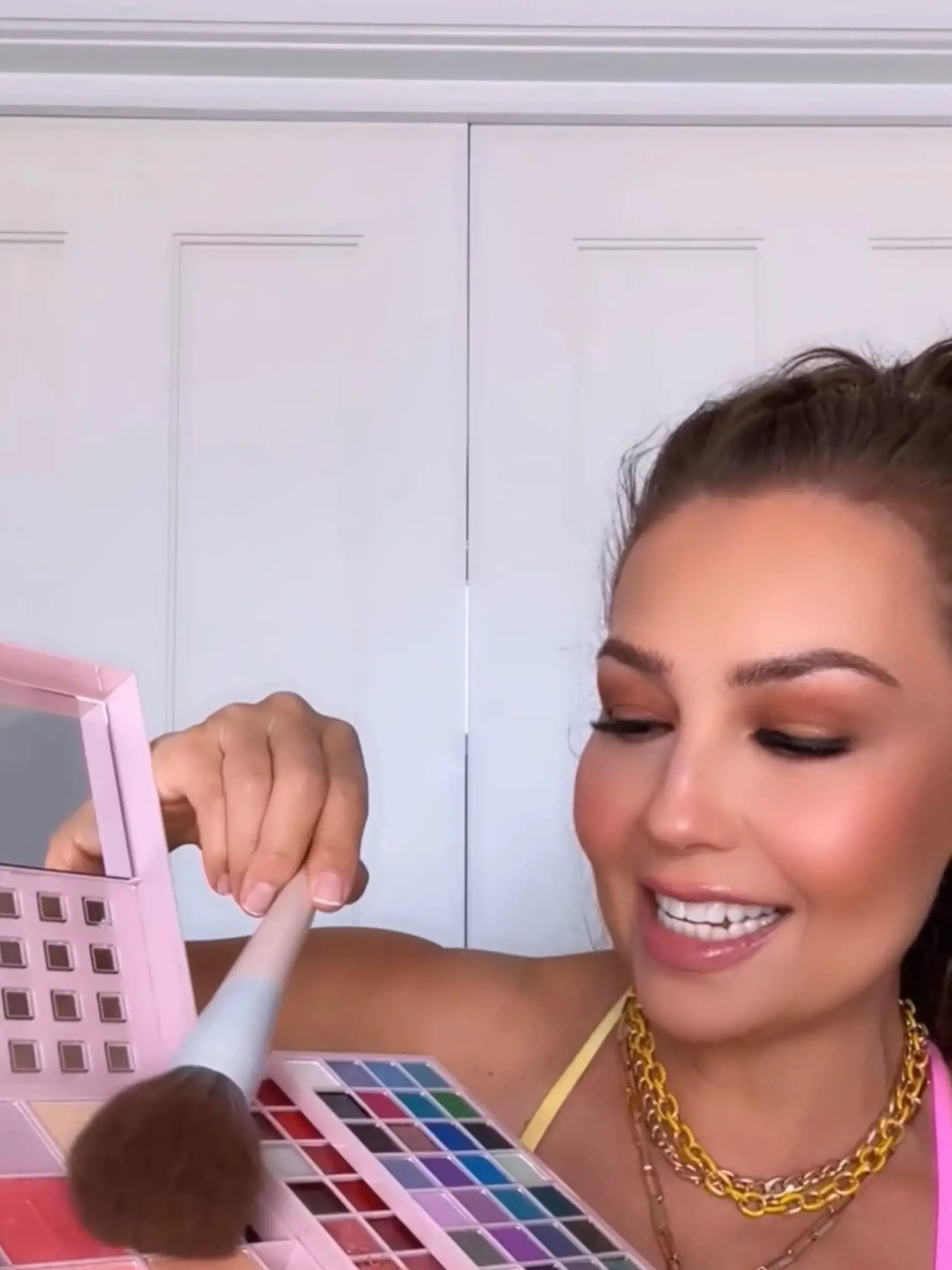 Thalía prepadla filtrom.