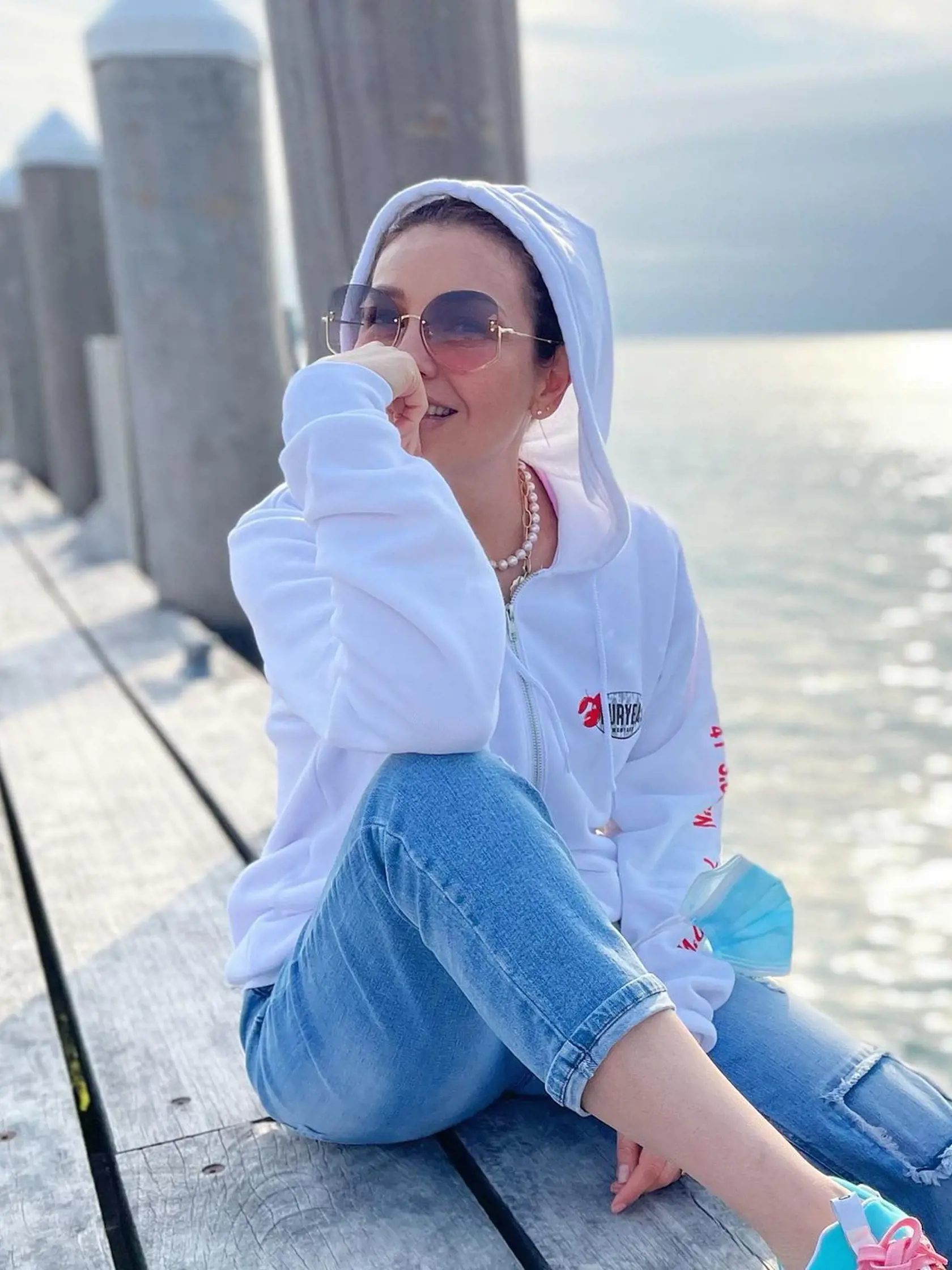 Thalía v džínsoch a teplákovej mikine.