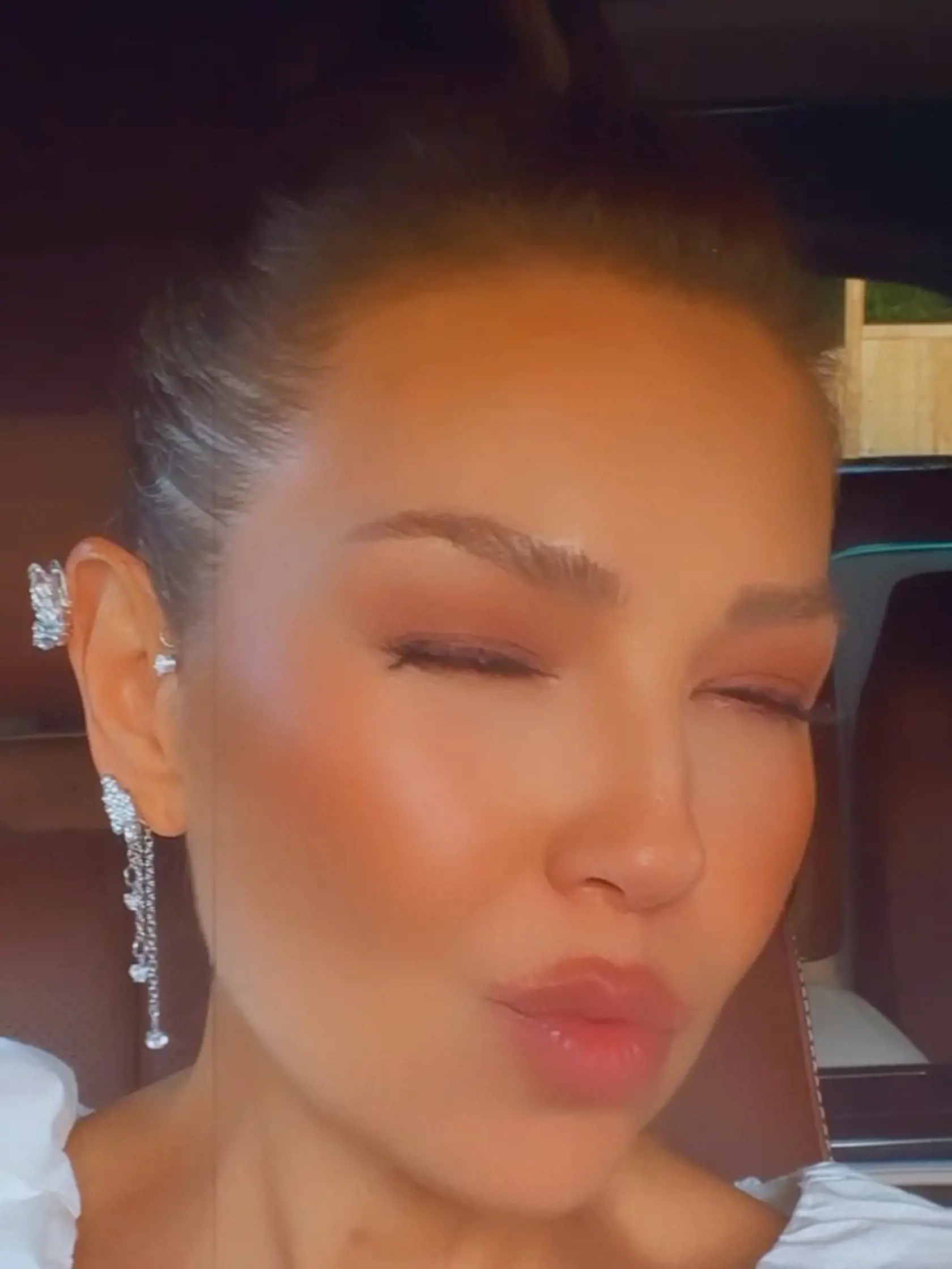 Thalía prepadla filtrom.