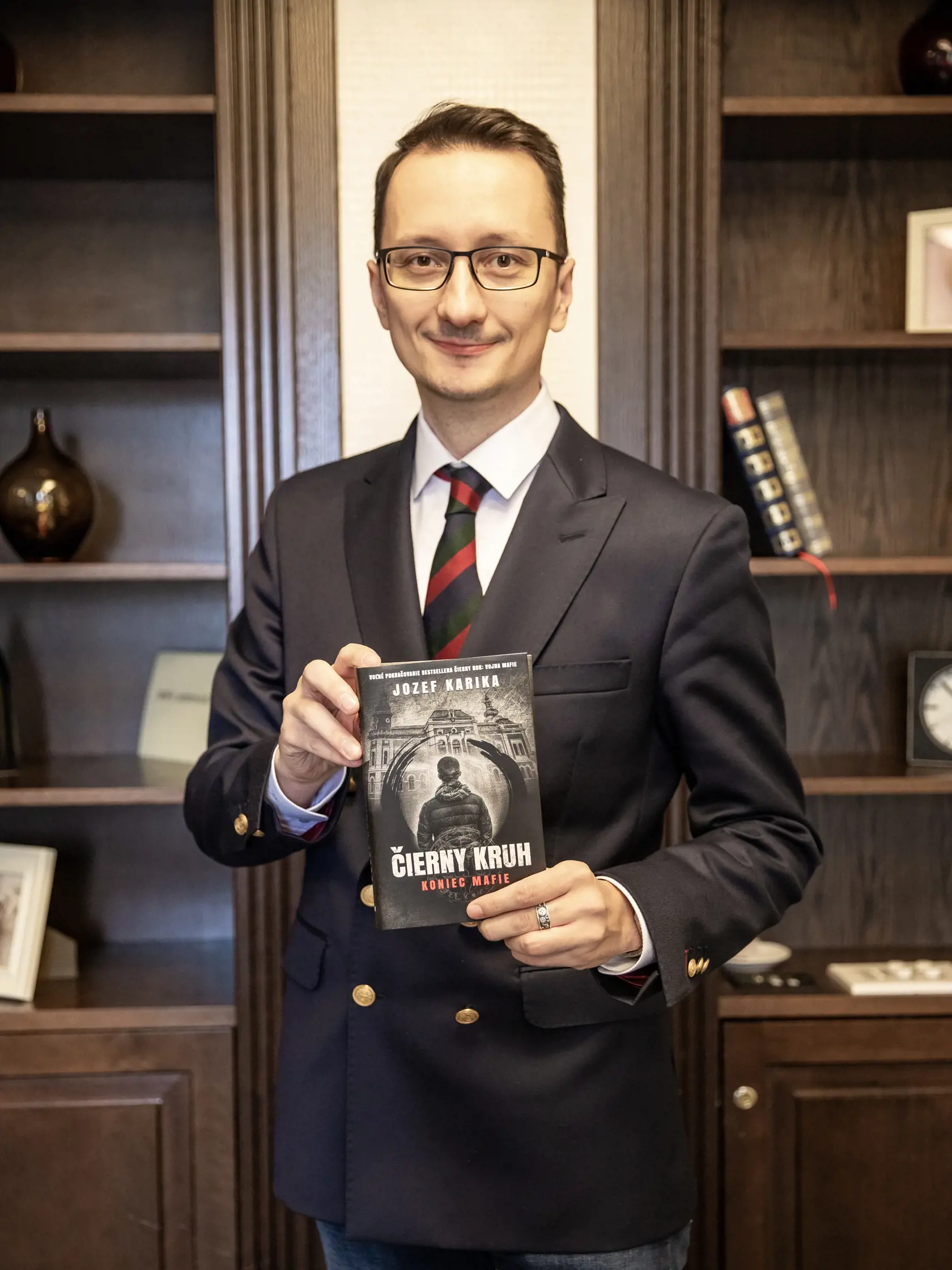 V knihe používam motív čierneho kruhu, pretože sa naozaj motáme - ako spoločnosť, ale aj ako jednotlivci -, a je veľmi ťažké nájsť z neho východisko. Ktovie, či sa to vôbec dá.