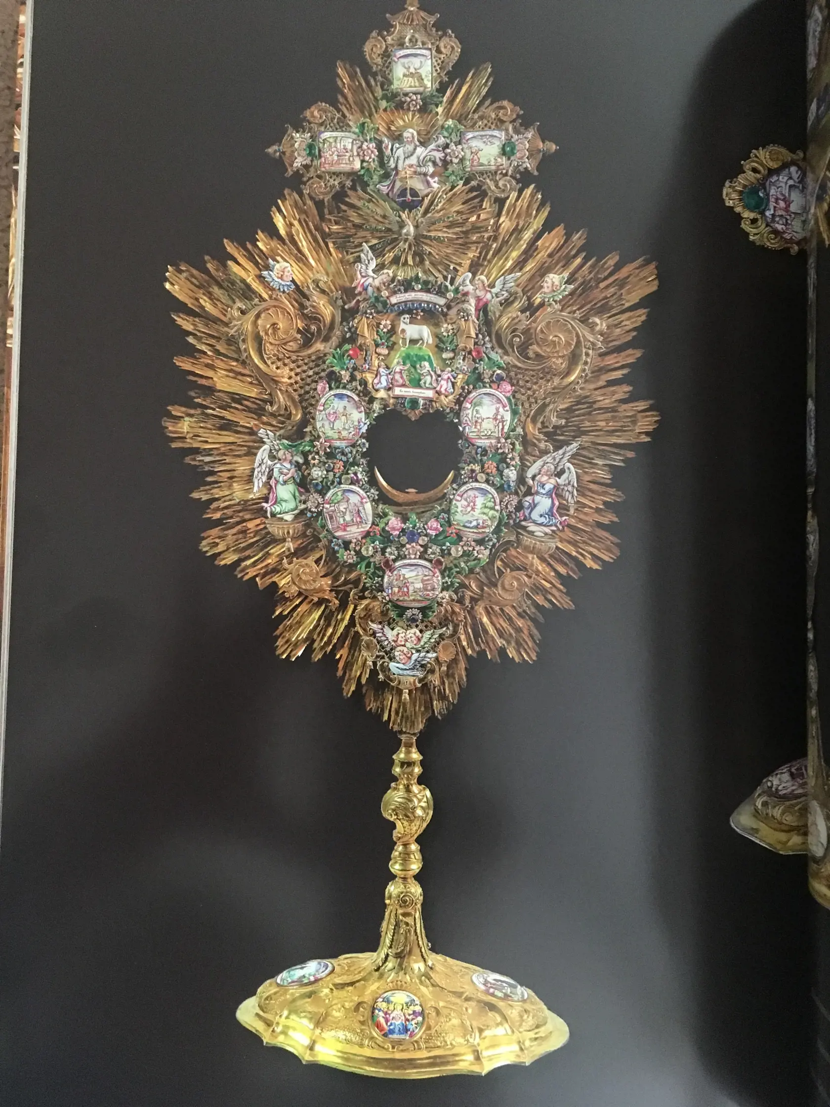 Monštrancia nevyčísliteľnej liturgickej, historickej a umeleckej hodnoty v kaplnke sv. Juraja v bazilike je z dielne barokového zlatníka Jána Szilassyho, kalichy a bohoslužobné predmety sú vyzdobné emailovým a tepaným dekorom, vykladné sú drahokamami a českými granátmi z druhej polovice 18. storočia.