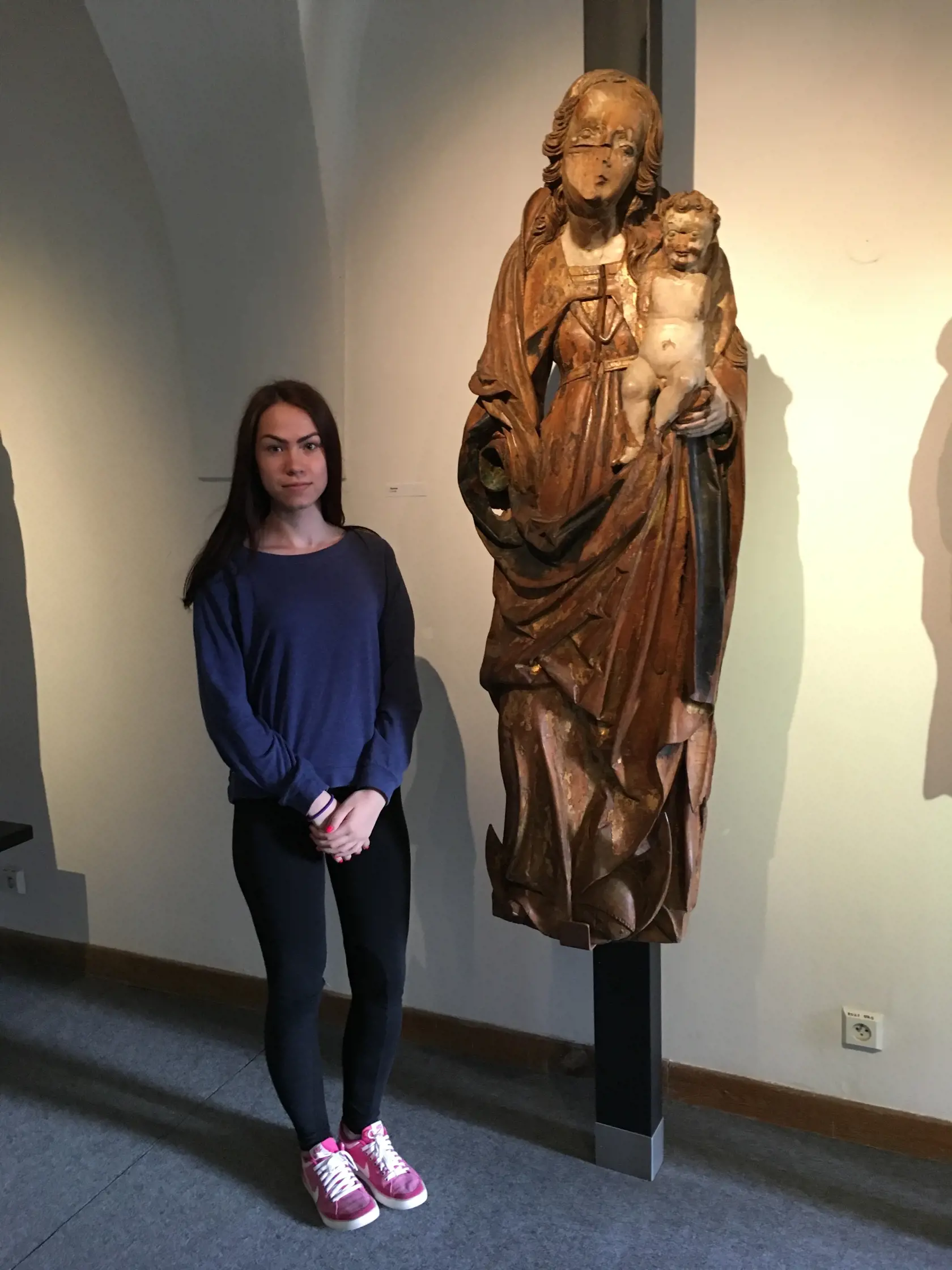 V múzeu, ktoré je zriadené v Dome Majstra Pavla, kde aj skutočne býval a tvoril, je aj originál Madonny s dieťaťom. Najstaršia drevená socha Madonny je značne zničená. &quot;Chýbajú jej končatiny a časť tváre, dielo má päťsto rokov,&quot; vraví lektorka Kamila.