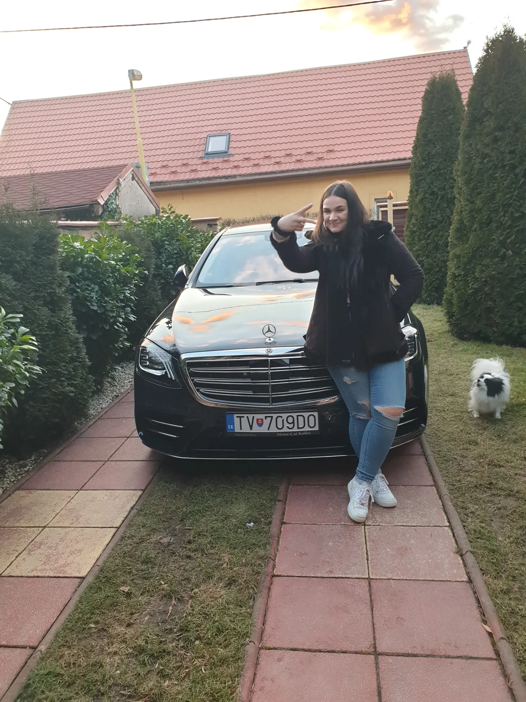 Dcéra Scarlety (18) pózuje pri otcovom luxusnom aute.
