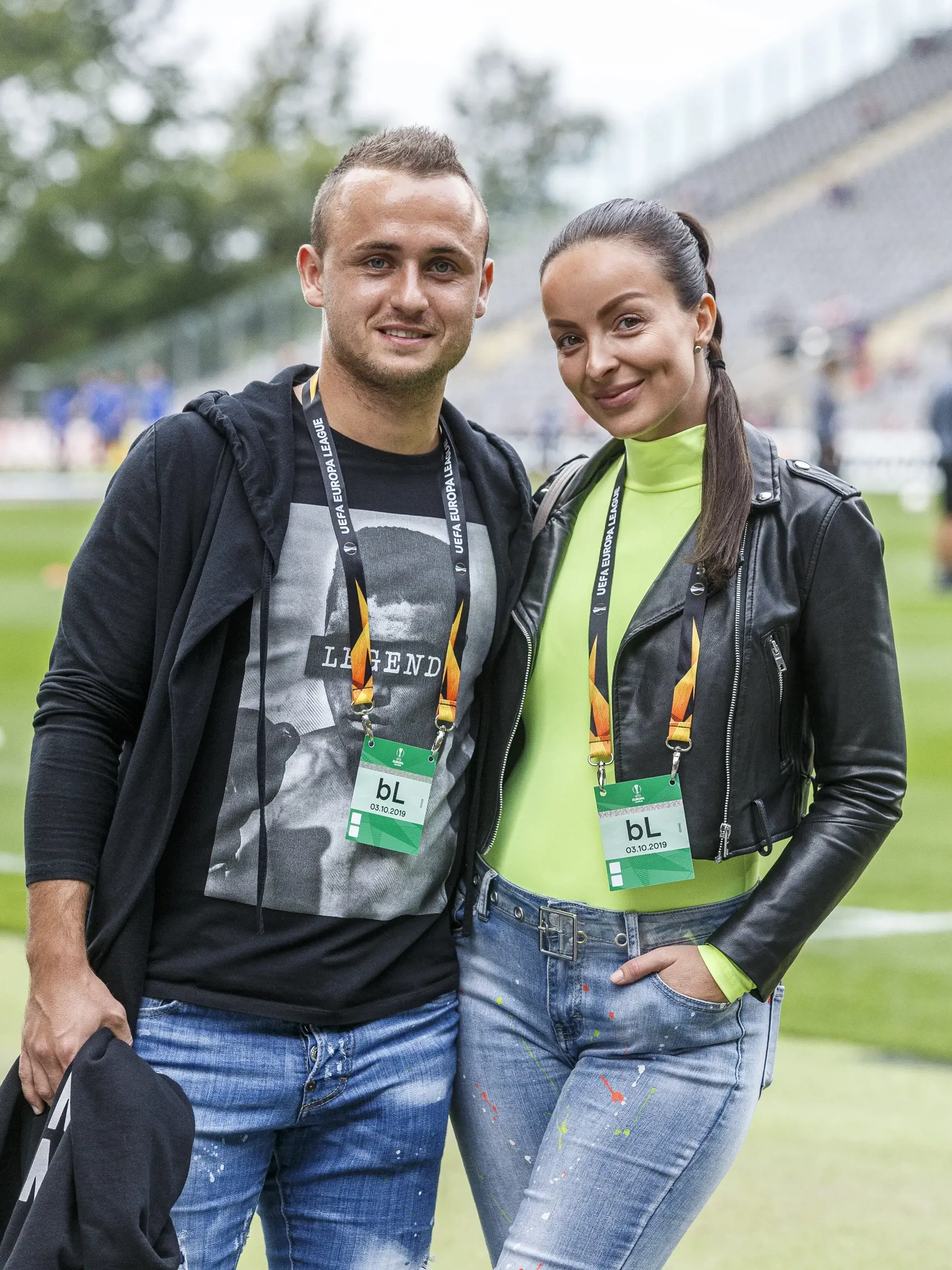 Na snímke Stanislav Lobotka s partnerkou Danielou Nízlovou počas zápasu K skupiny Európskej ligy UEFA medzi ŠK Slovan Bratislava a Braga SC.