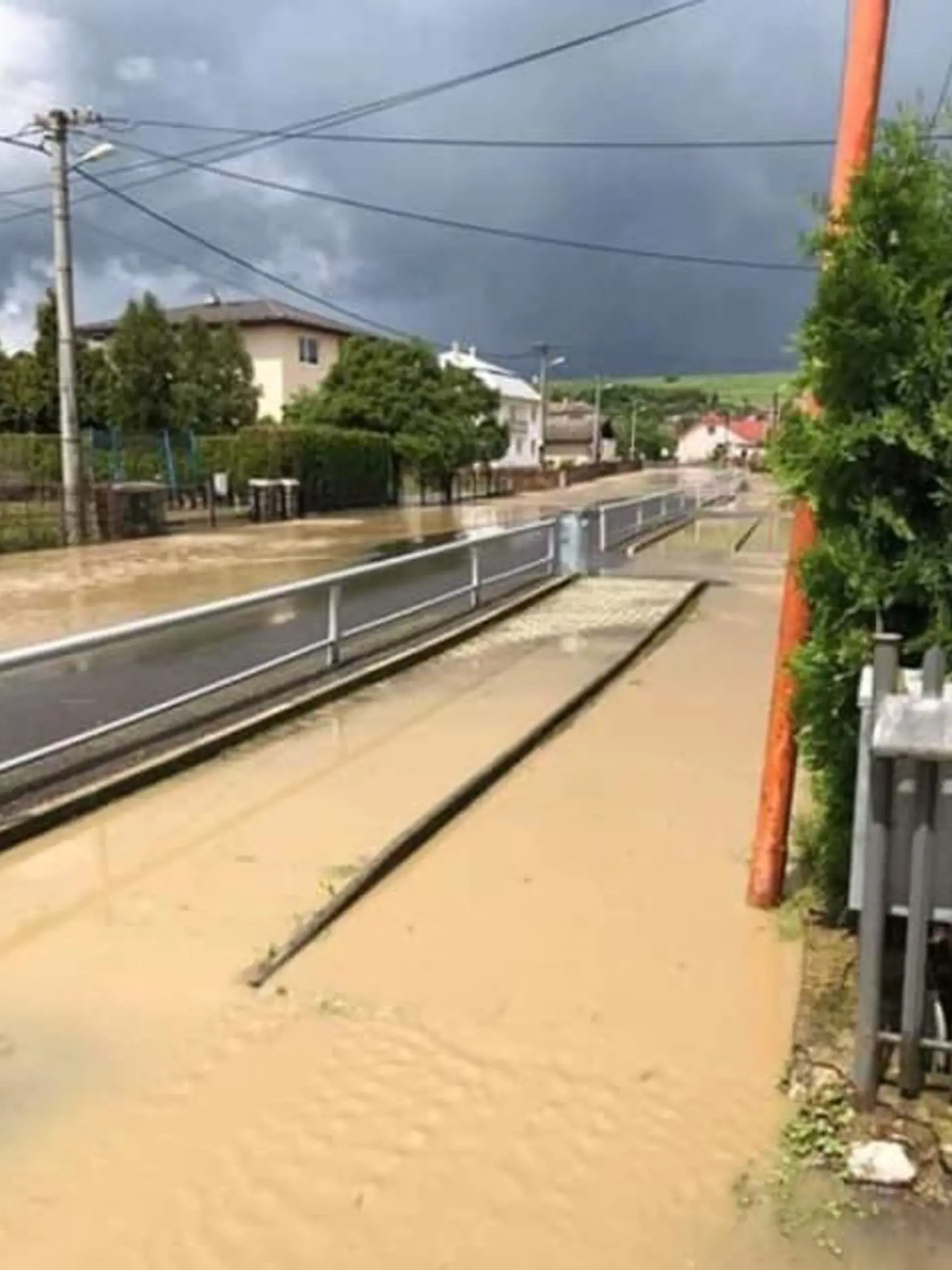 Veľká voda v obci Pichne
