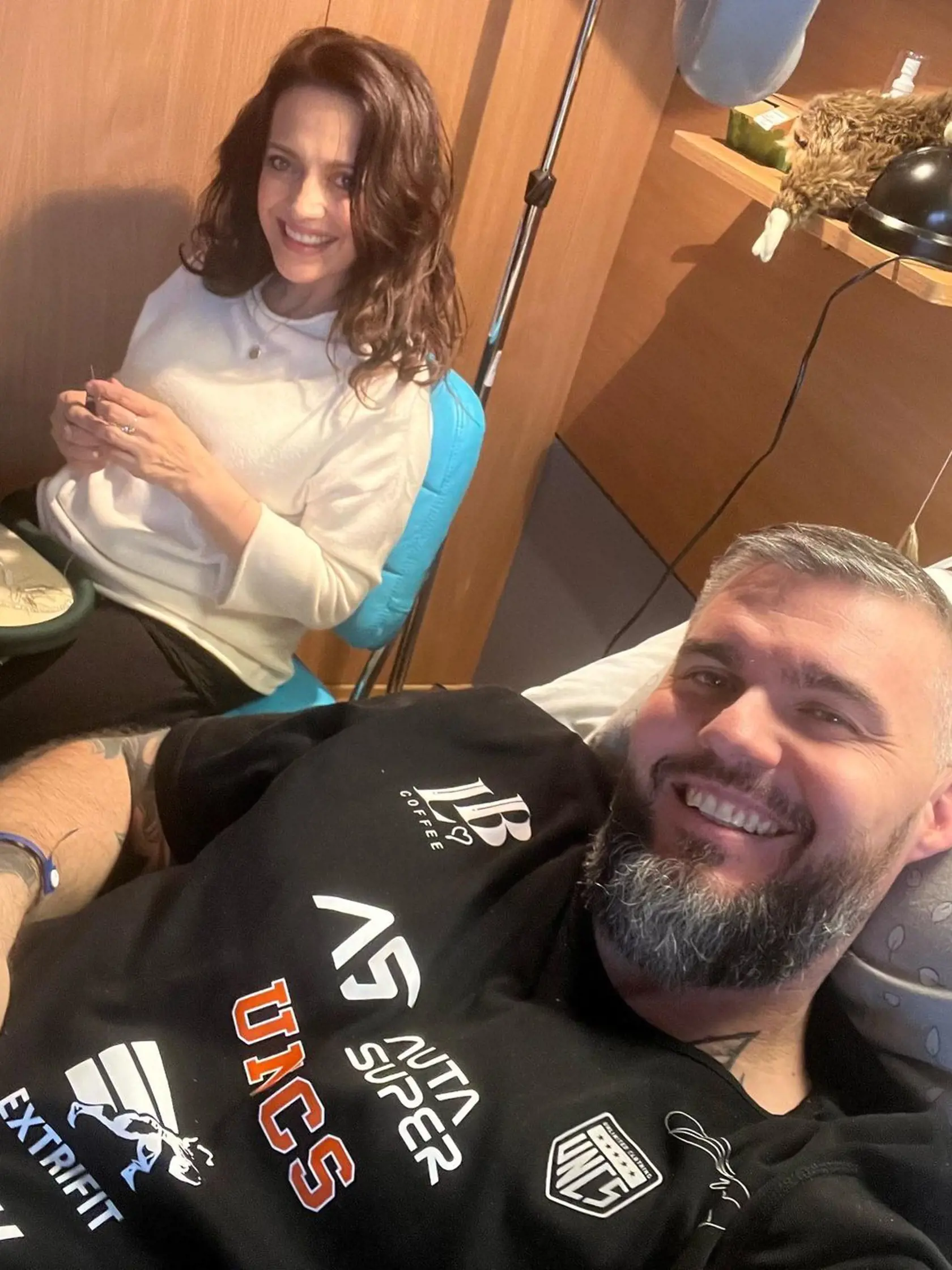 Radek začiatkom roka 2023 absolvoval operáciu chrbtice, na snímke s Luciou v nemocnici.