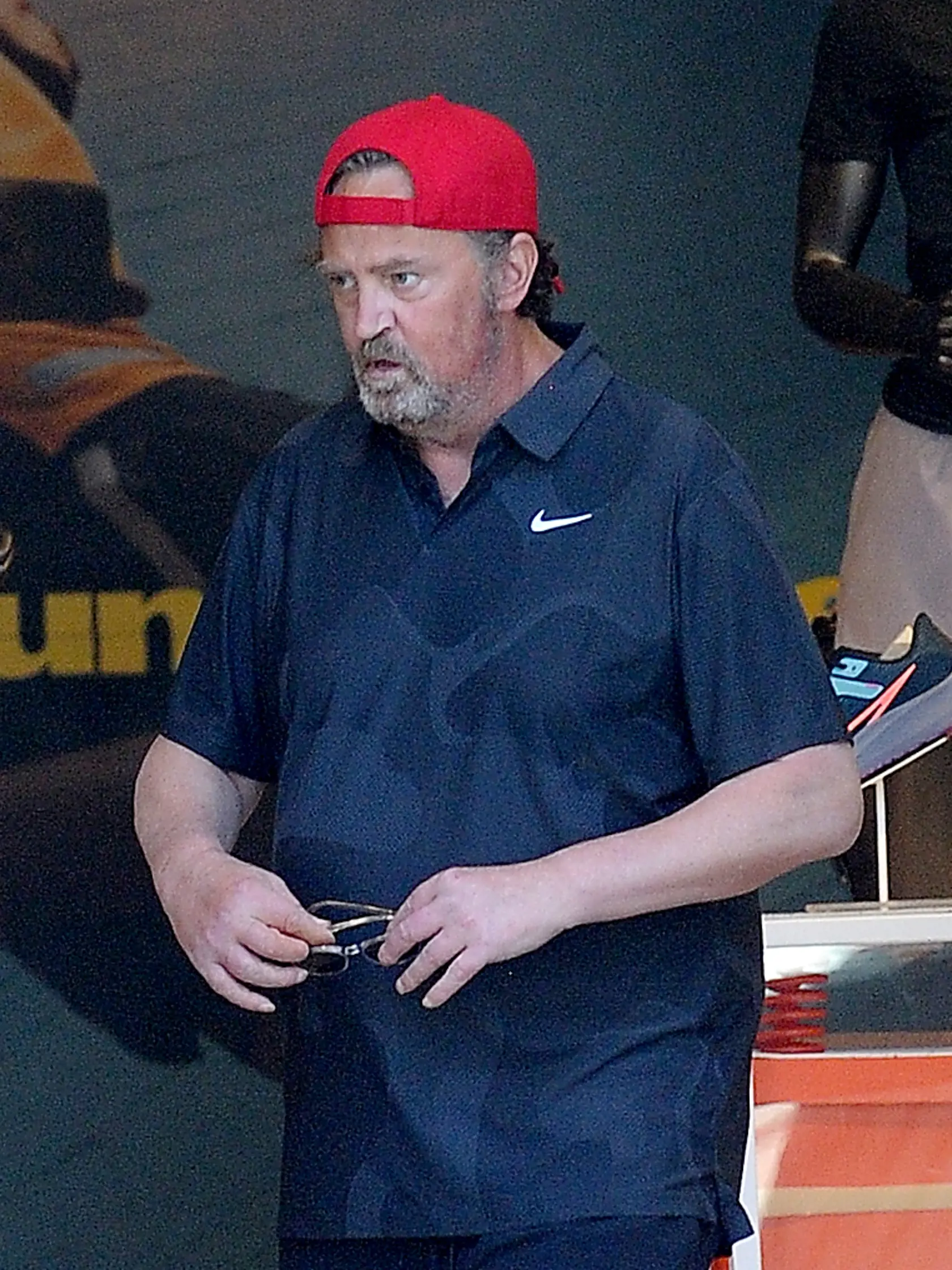 Matthew Perry sa zriedkavo ukázal na verejnosti, keď si šiel nakúpiť nové športové oblečenie. Na foto vychádza z obchodu v celkom novom outfite.
