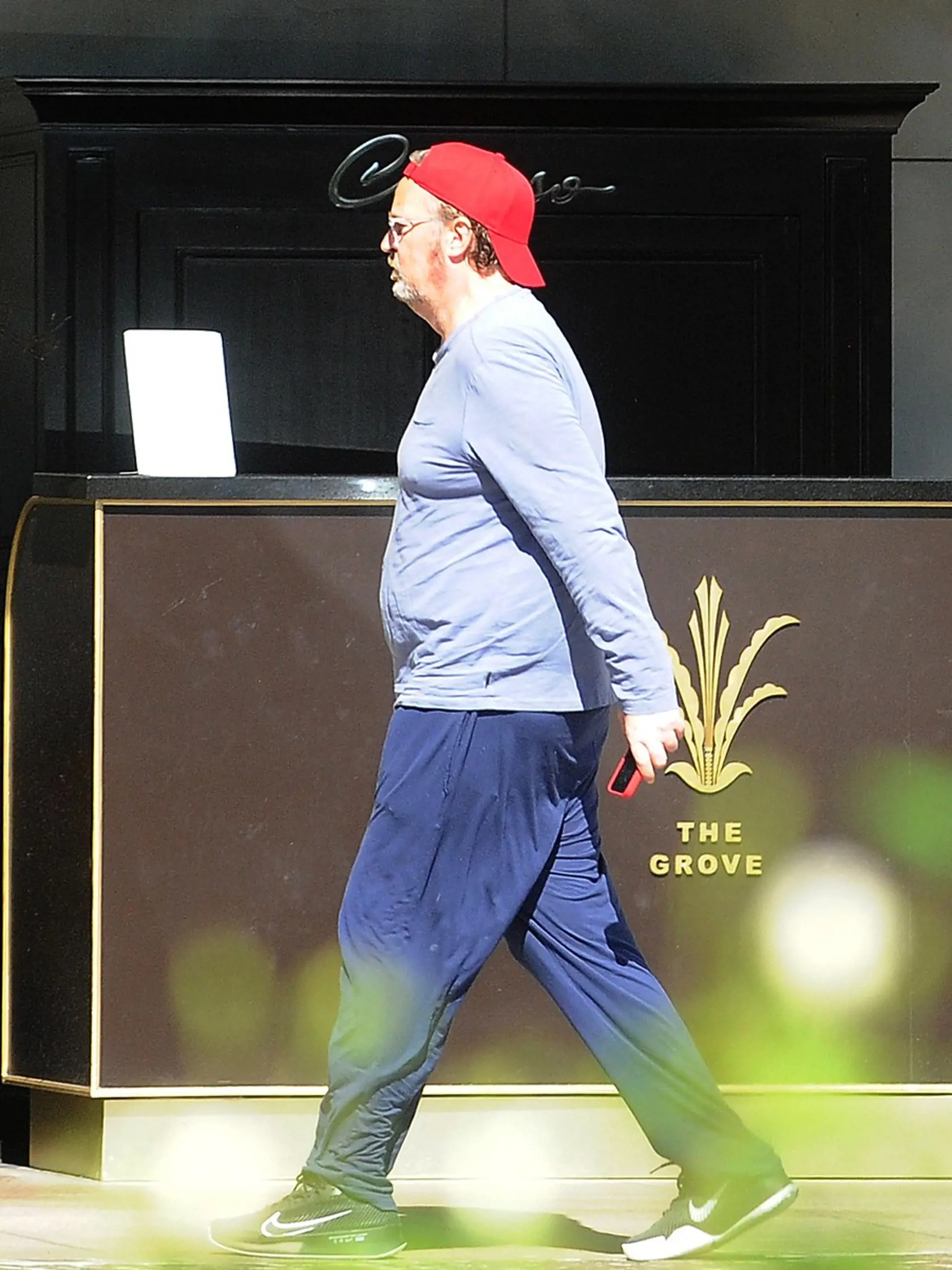 Matthew Perry sa zriedkavo ukázal na verejnosti, keď si šiel nakúpiť nové športové oblečenie. Špinavé tepláky vymenil za nové.